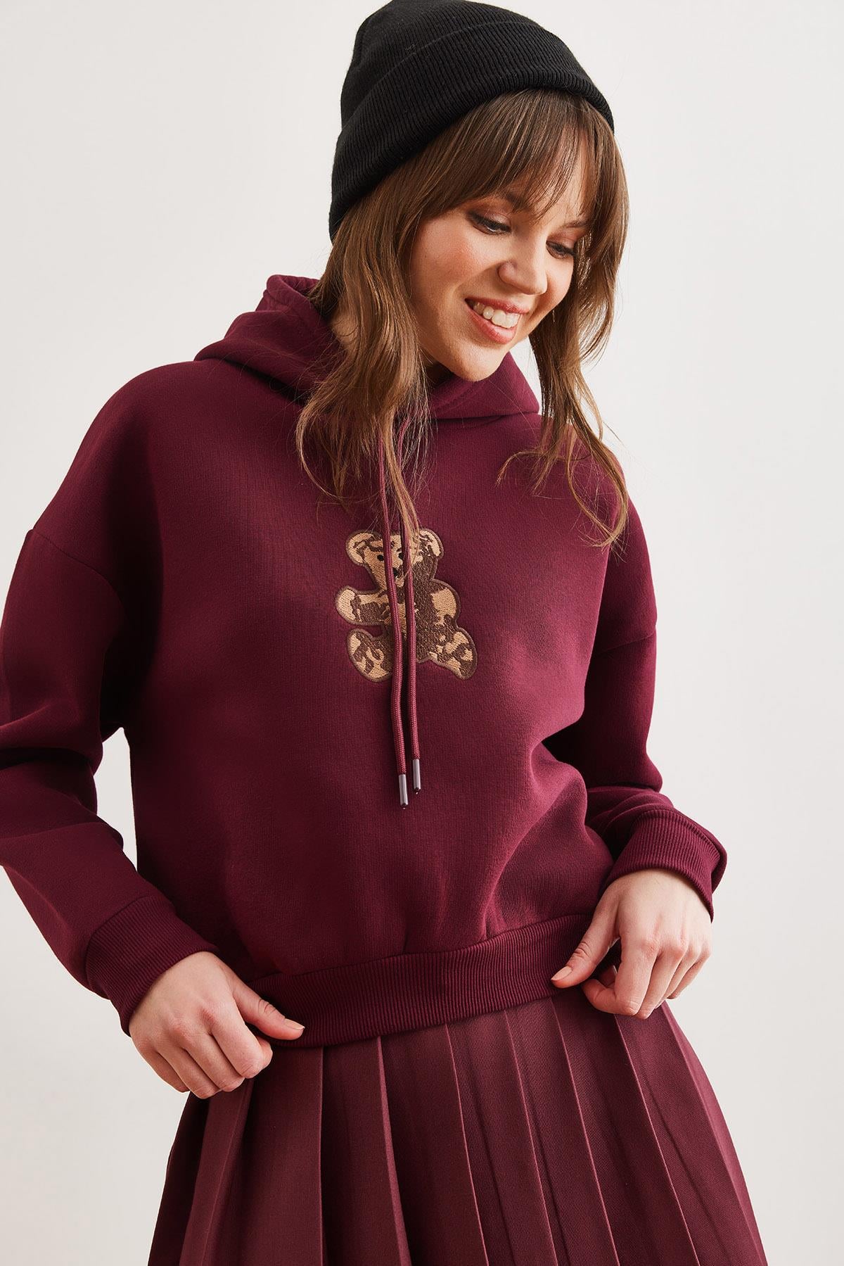 Ayı Aplikeli Şardonlu Kapüşonlu Sweatshirt Bordo
