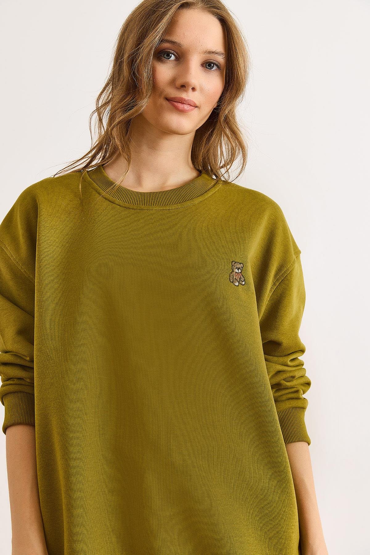 Ayıcık Nakışlı Dikiş Detaylı Şardonlu Kalın Sweatshirt Yağ Yeşili