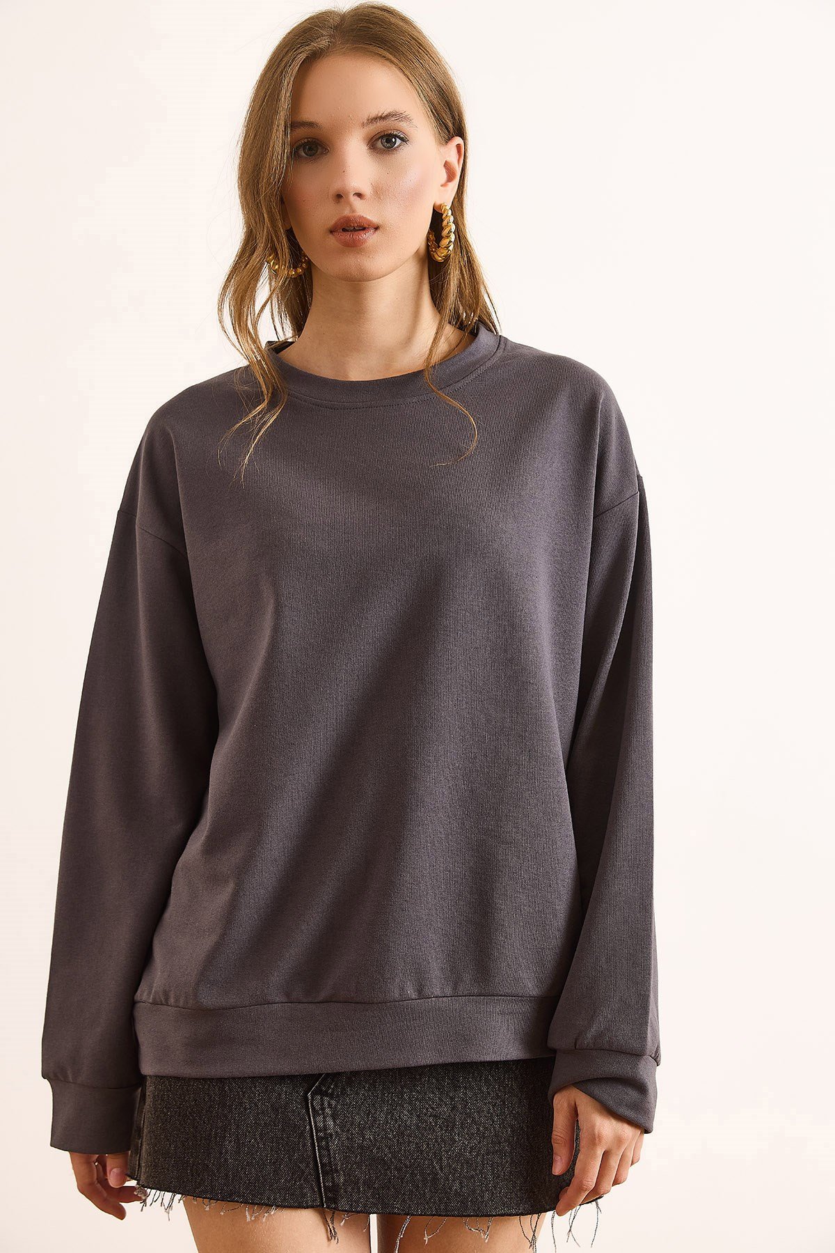 Basic Yumuşak Dokulu Salaş Sweatshirt Düz Füme