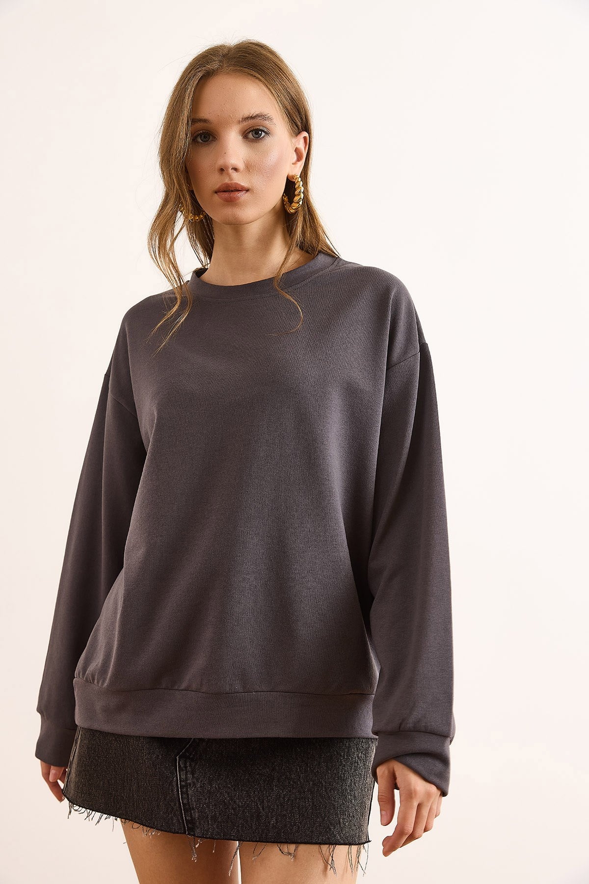 Basic Yumuşak Dokulu Salaş Sweatshirt Düz Füme