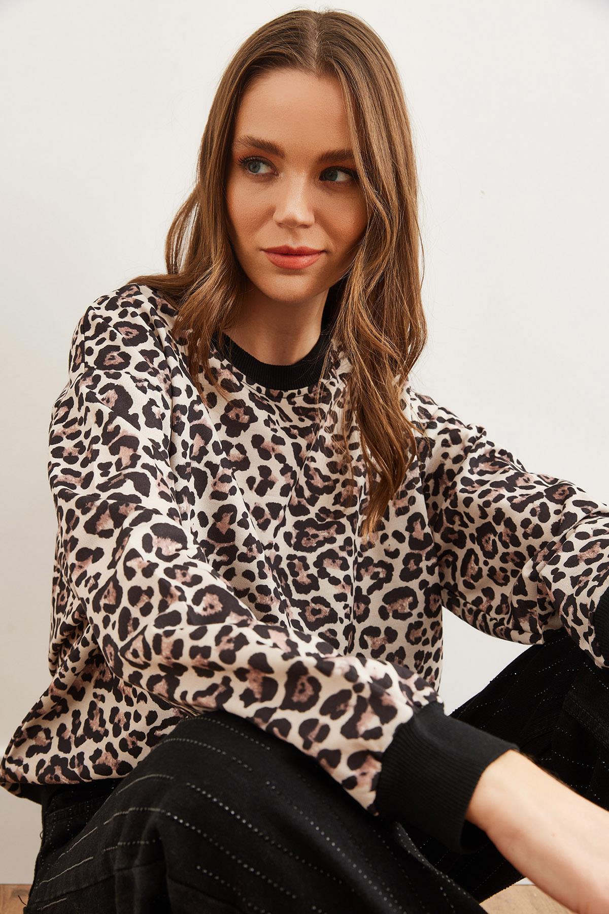 Basic Yumuşak Dokulu Salaş Sweatshirt Bej Leopar