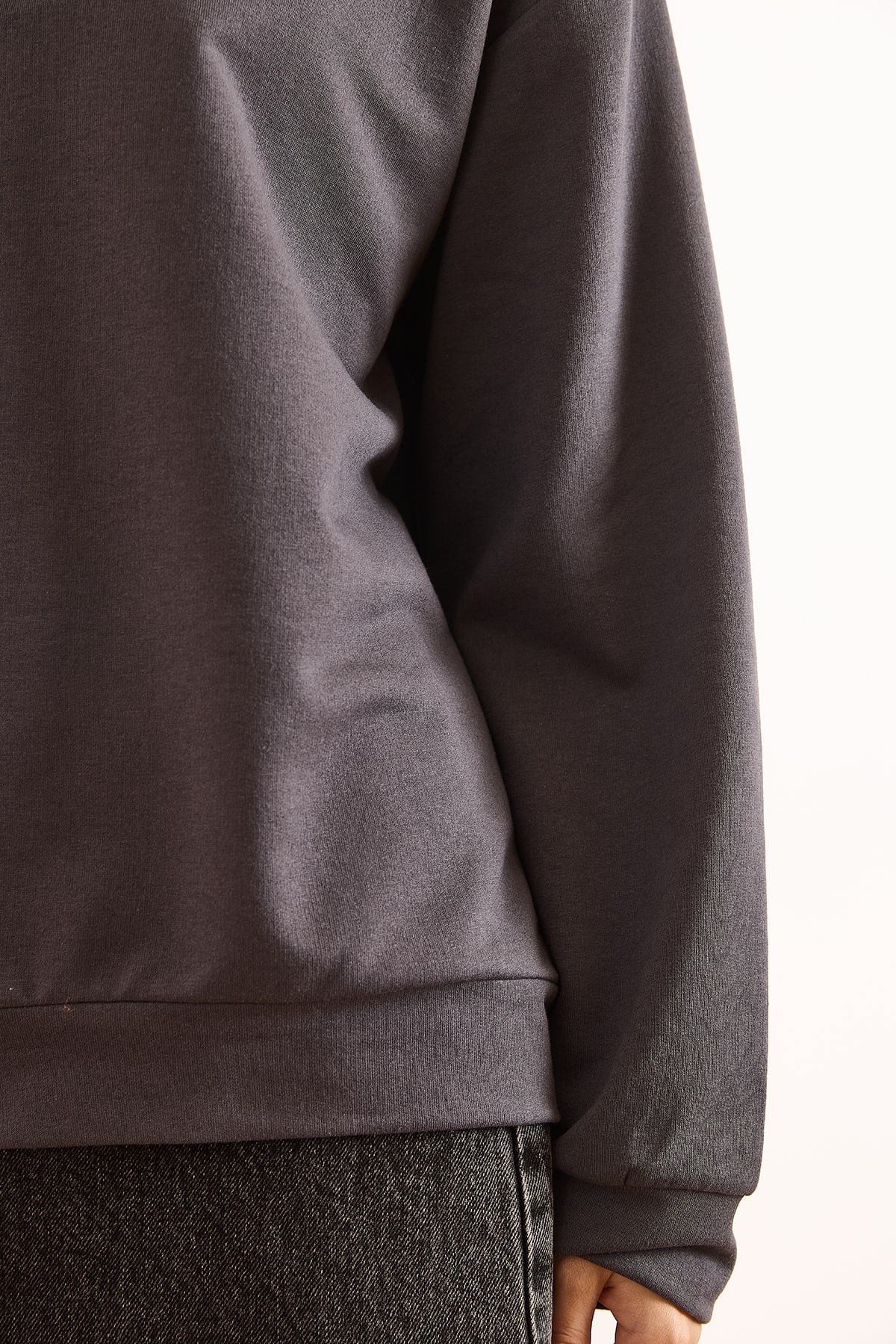 Basic Yumuşak Dokulu Salaş Sweatshirt Düz Füme