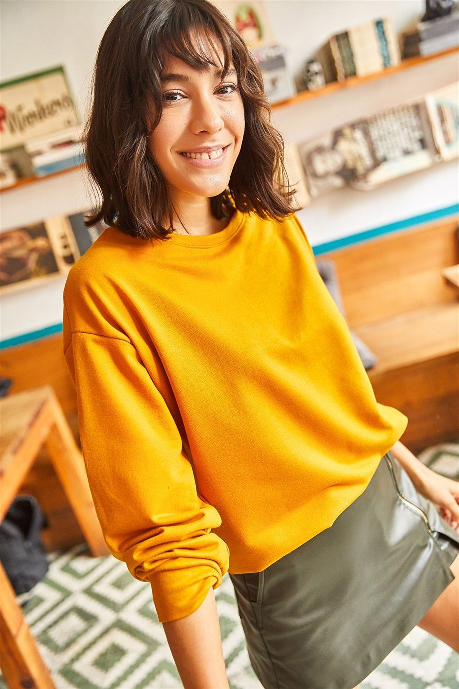Basic Yumuşak Dokulu Salaş Sweatshirt Düz Hardal