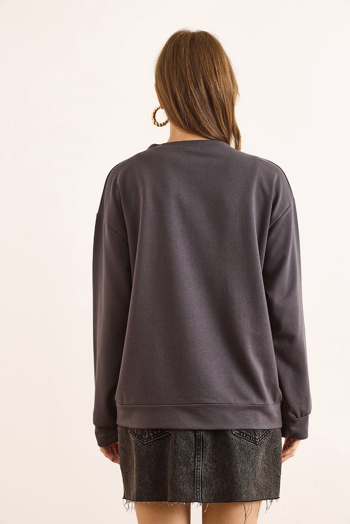 Basic Yumuşak Dokulu Salaş Sweatshirt Düz Füme
