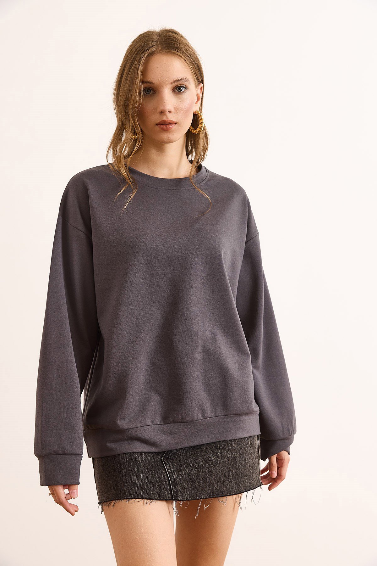 Basic Yumuşak Dokulu Salaş Sweatshirt Düz Füme
