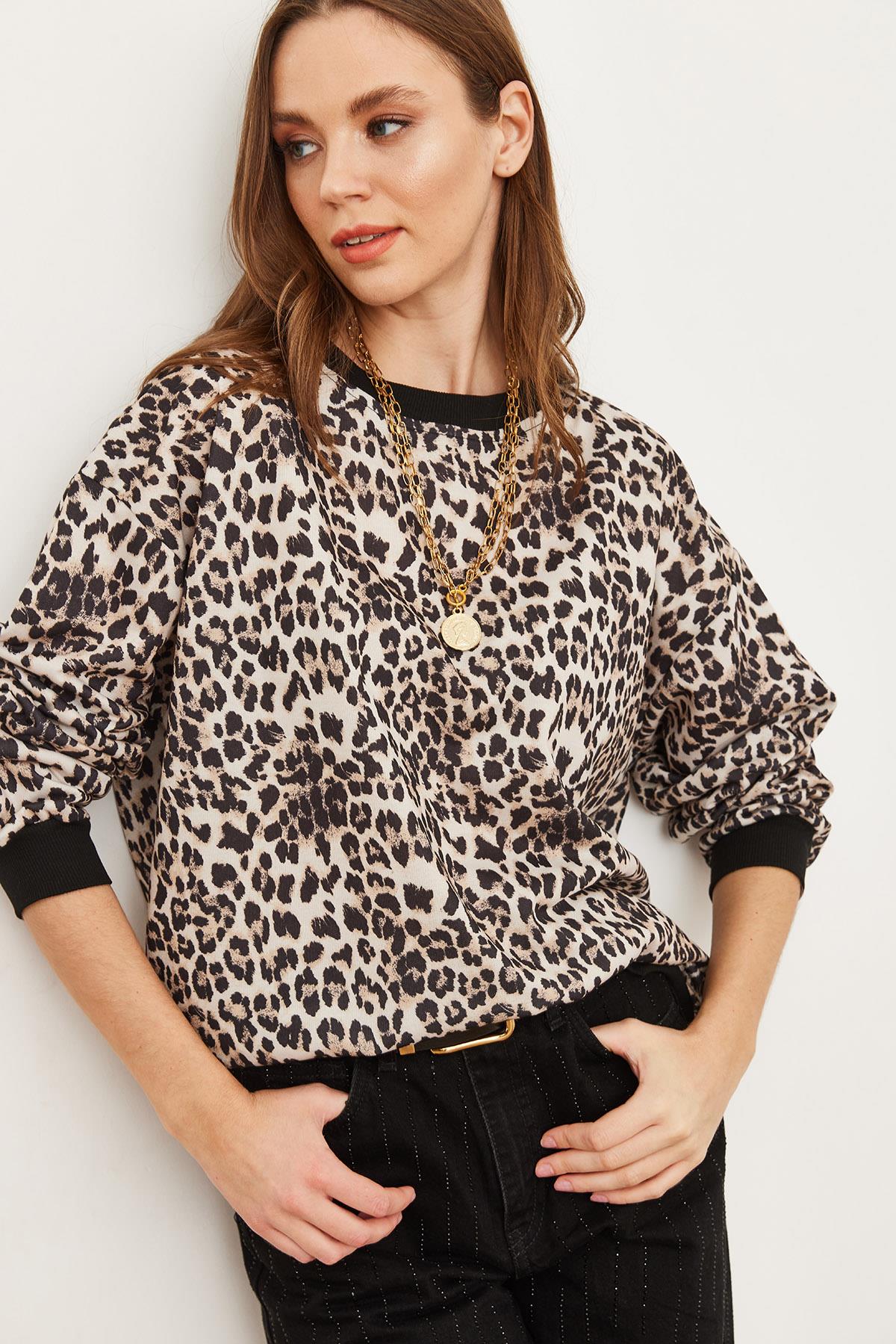 Basic Yumuşak Dokulu Salaş Sweatshirt Ekru Leopar