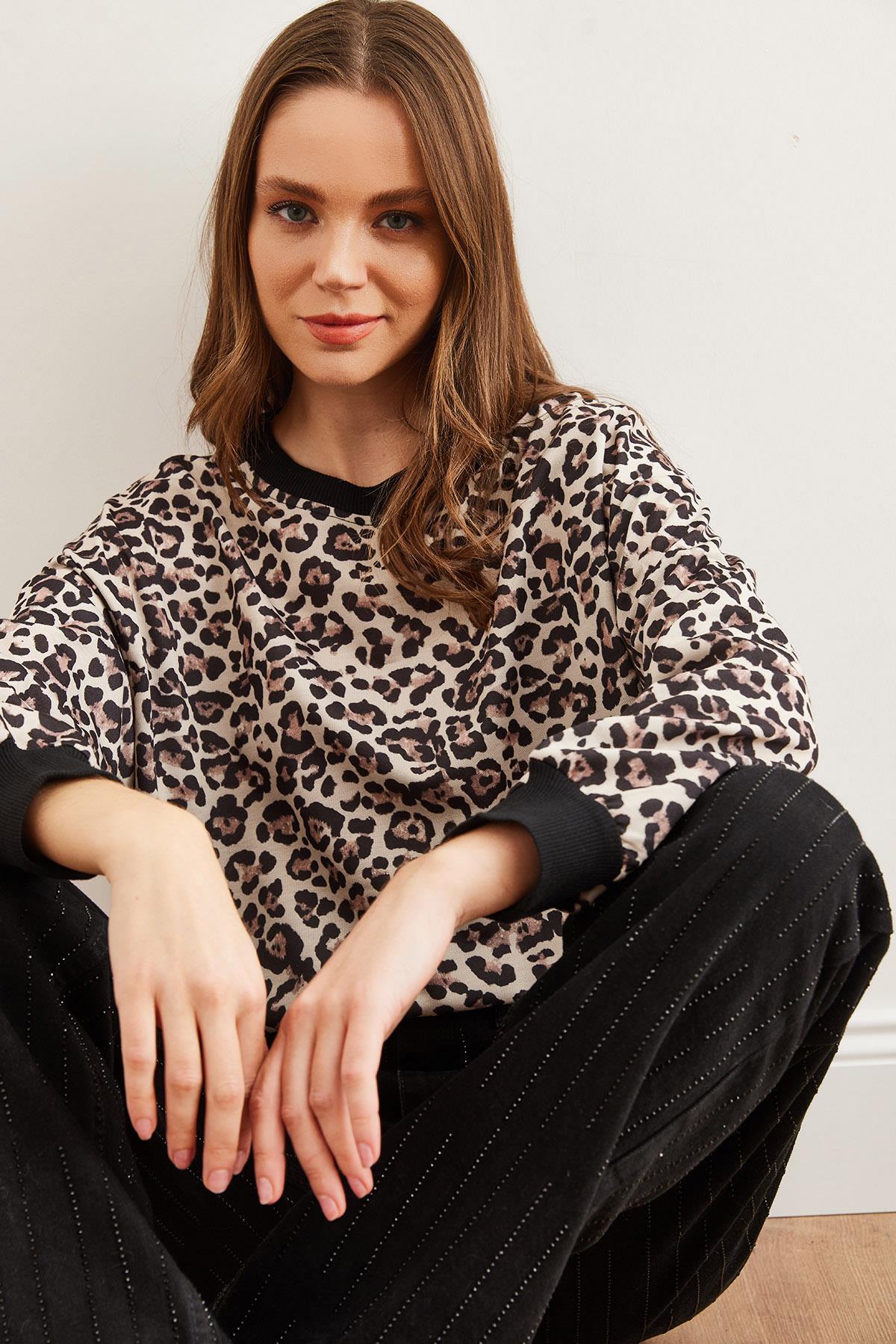 Basic Yumuşak Dokulu Salaş Sweatshirt Bej Leopar