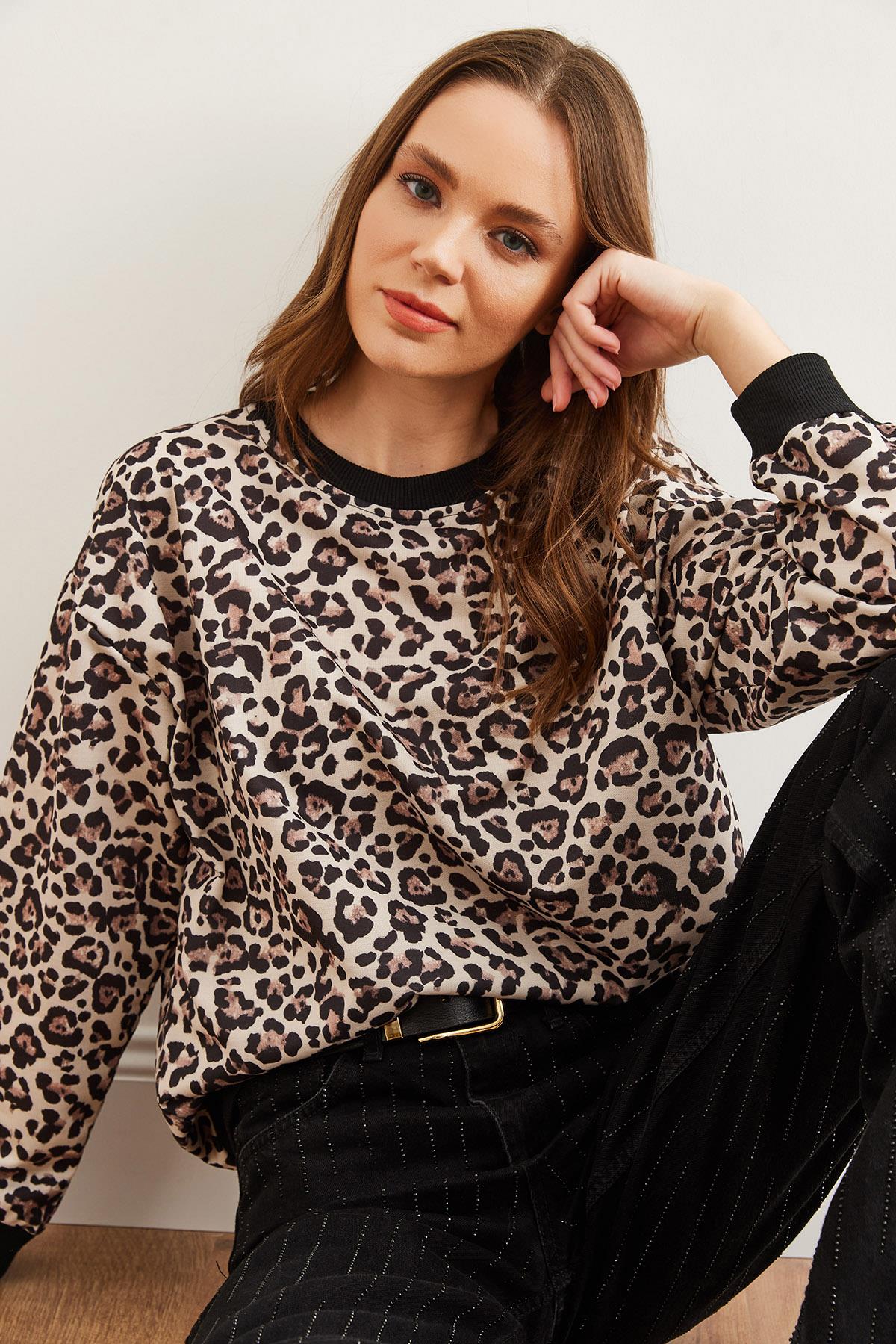 Basic Yumuşak Dokulu Salaş Sweatshirt Bej Leopar