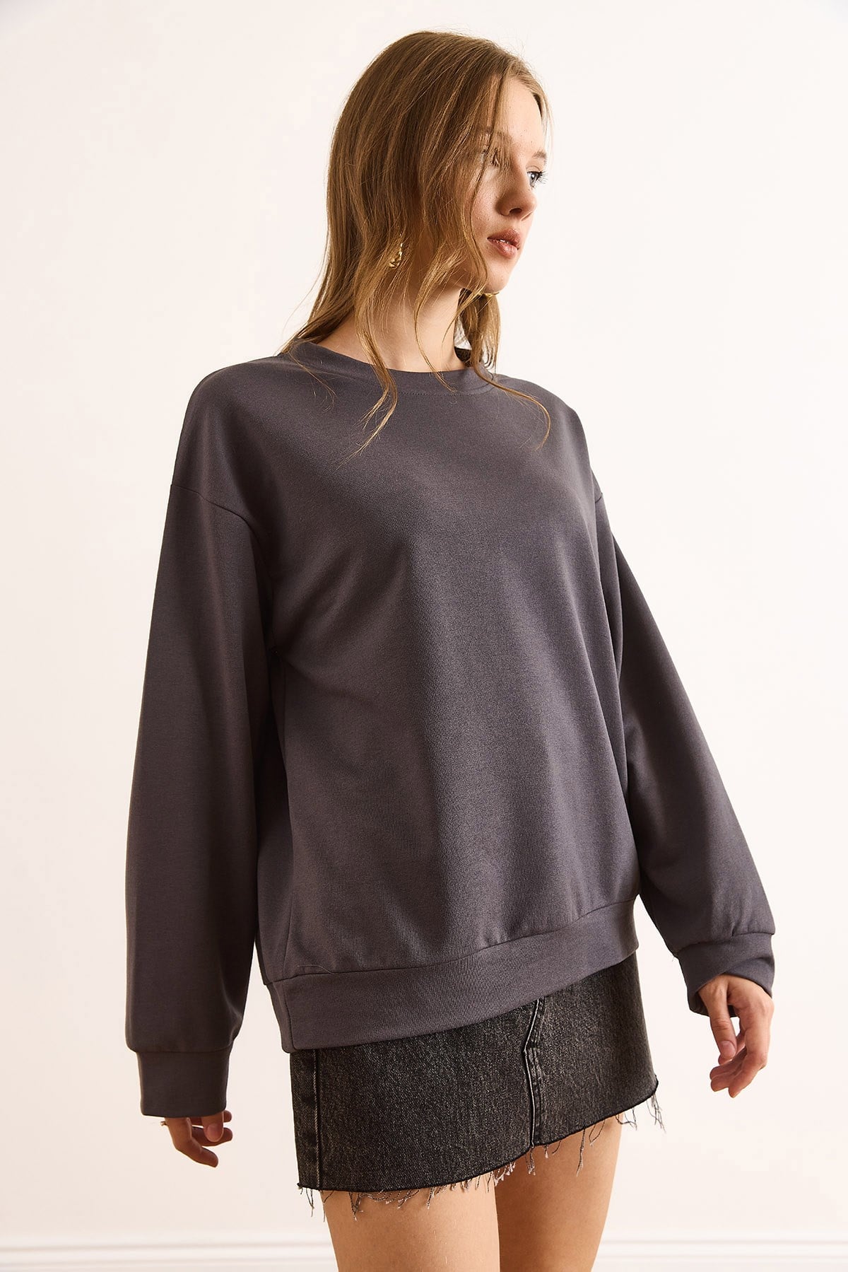 Basic Yumuşak Dokulu Salaş Sweatshirt Düz Füme