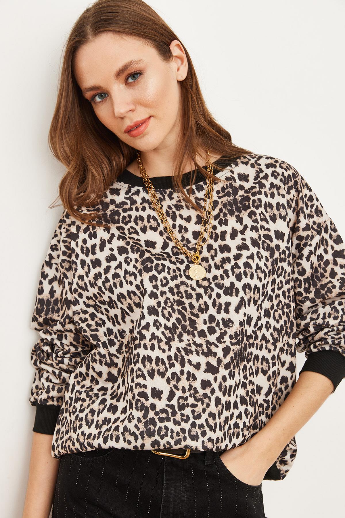 Basic Yumuşak Dokulu Salaş Sweatshirt Ekru Leopar