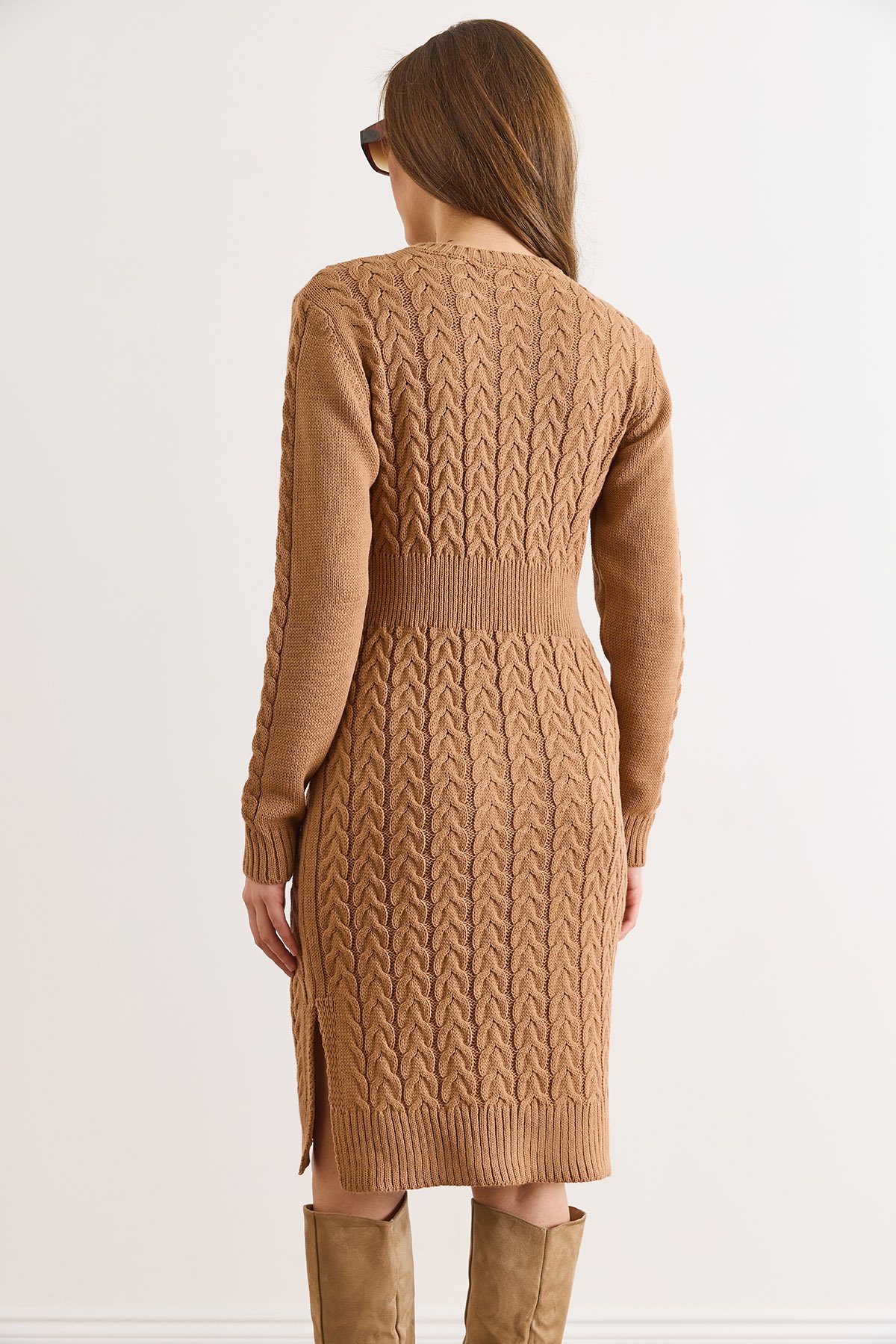 Beli Bantlı Yırtmaçlı Saç Örgü Mini Elbise Camel