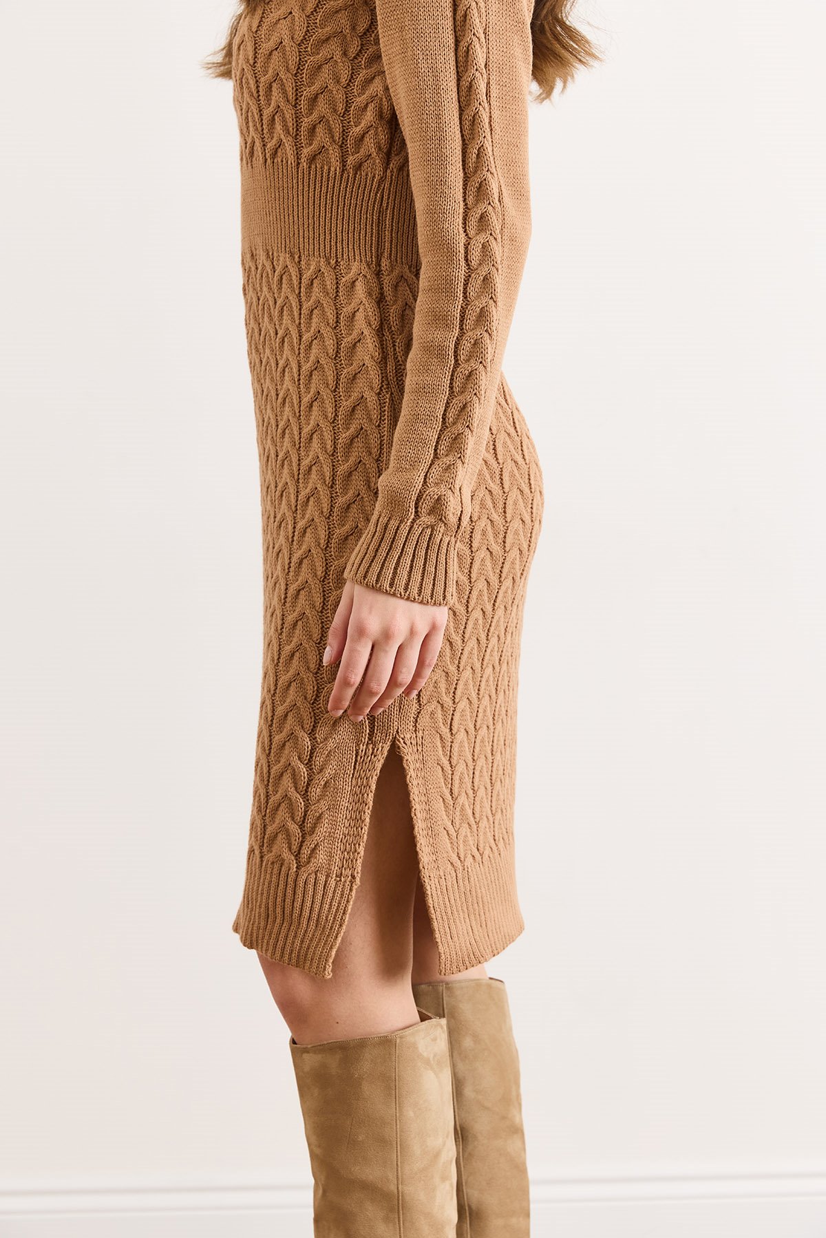 Beli Bantlı Yırtmaçlı Saç Örgü Mini Elbise Camel
