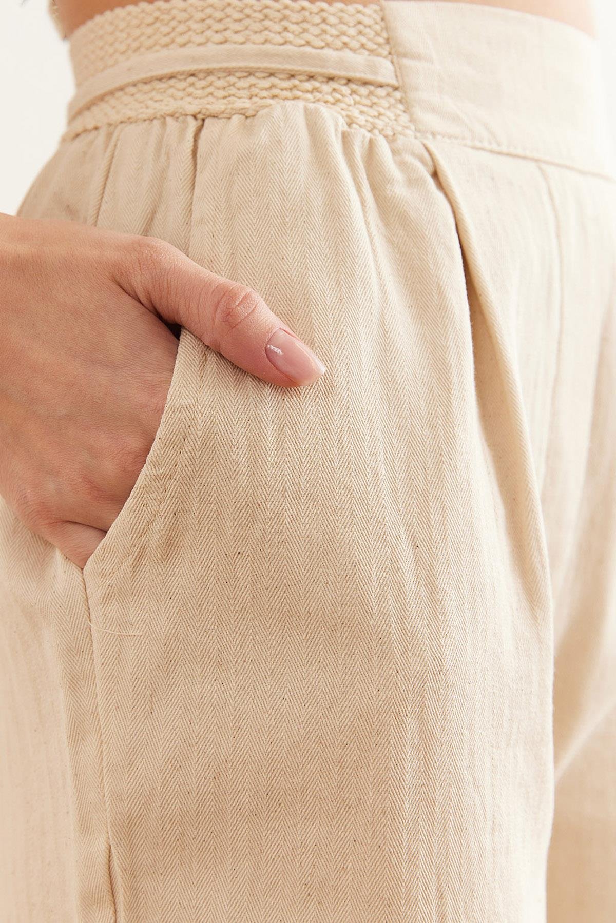 Beli Güpür Detaylı Cepli Bağcıklı Keten Pantolon Taş