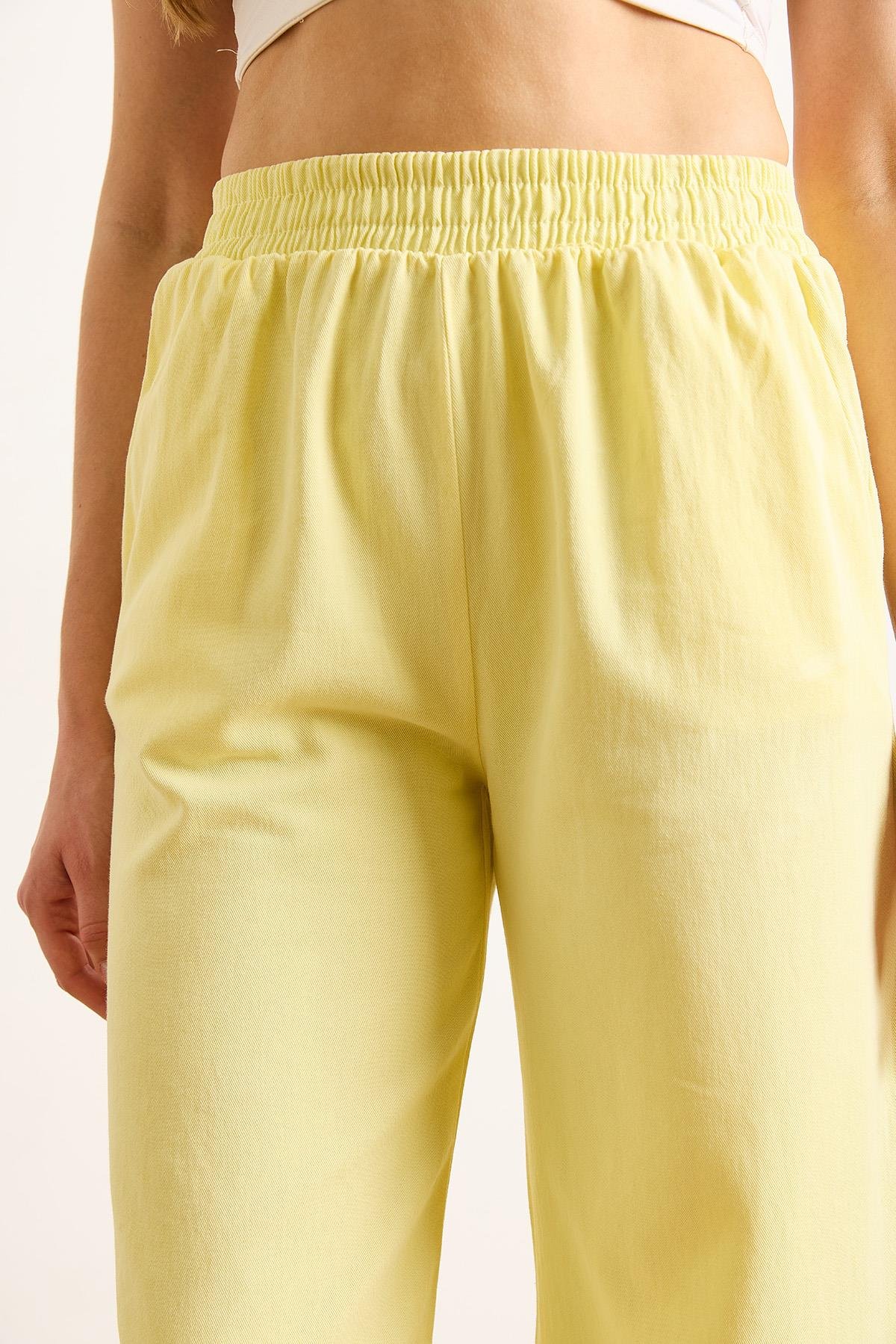 Beli Lastikli Cepli Paça Püskül Detaylı Yıkamalı Gabardin Pantolon Sarı