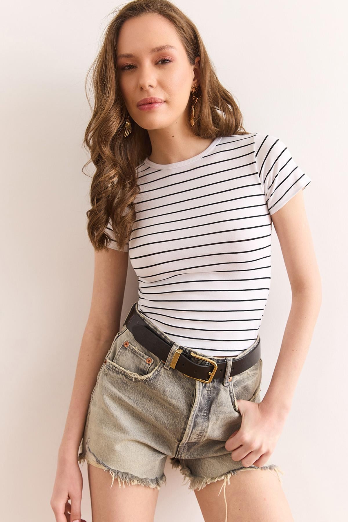 Bisiklet Yaka Çizgili Crop Pamuk Tişört Beyaz
