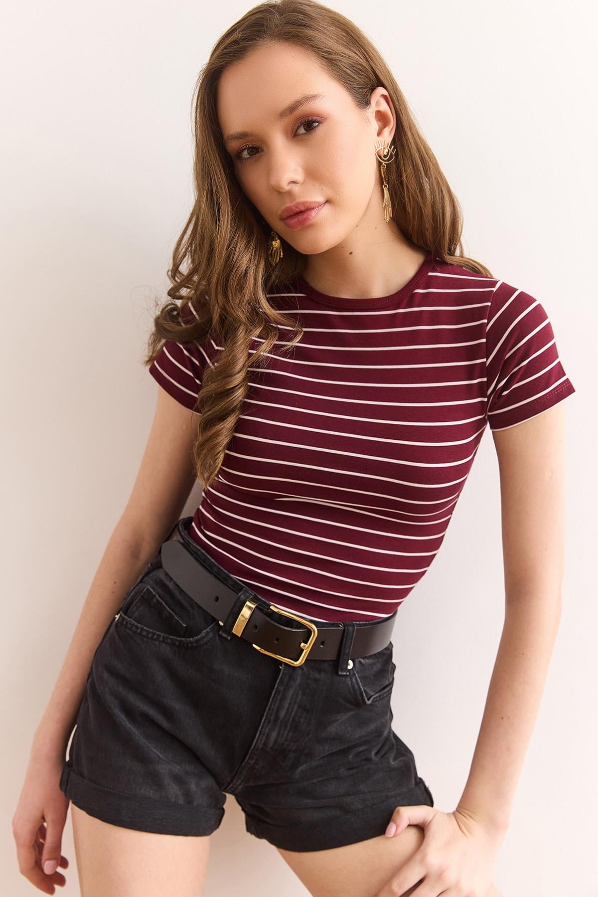 Bisiklet Yaka Çizgili Crop Pamuk Tişört Bordo