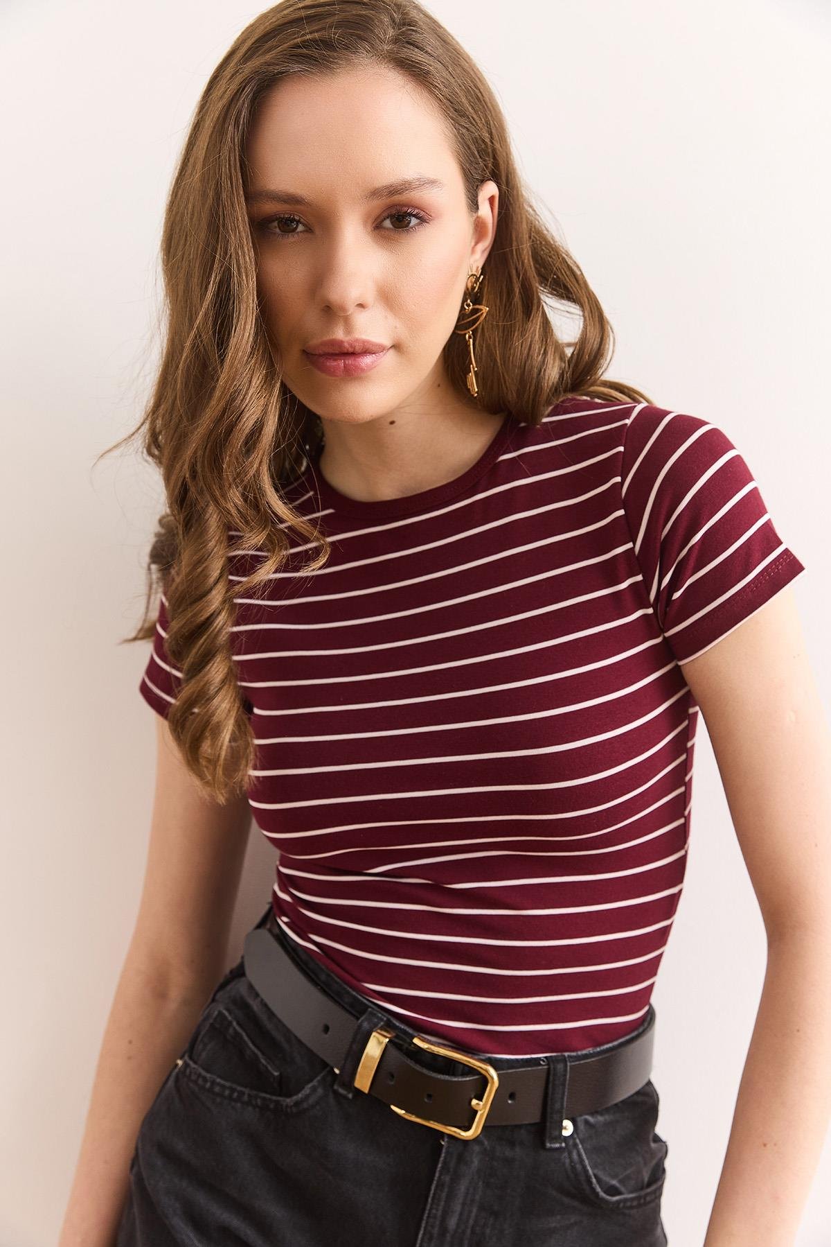 Bisiklet Yaka Çizgili Crop Pamuk Tişört Bordo
