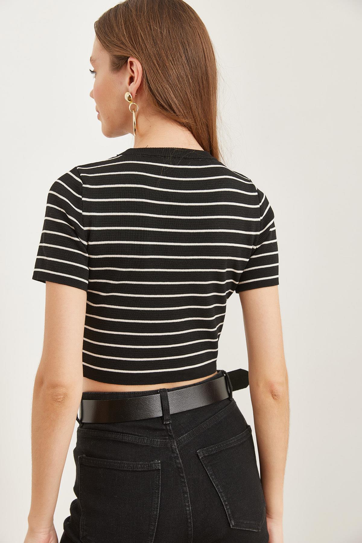 Bisiklet Yaka Çizgili Crop Triko Bluz Siyah