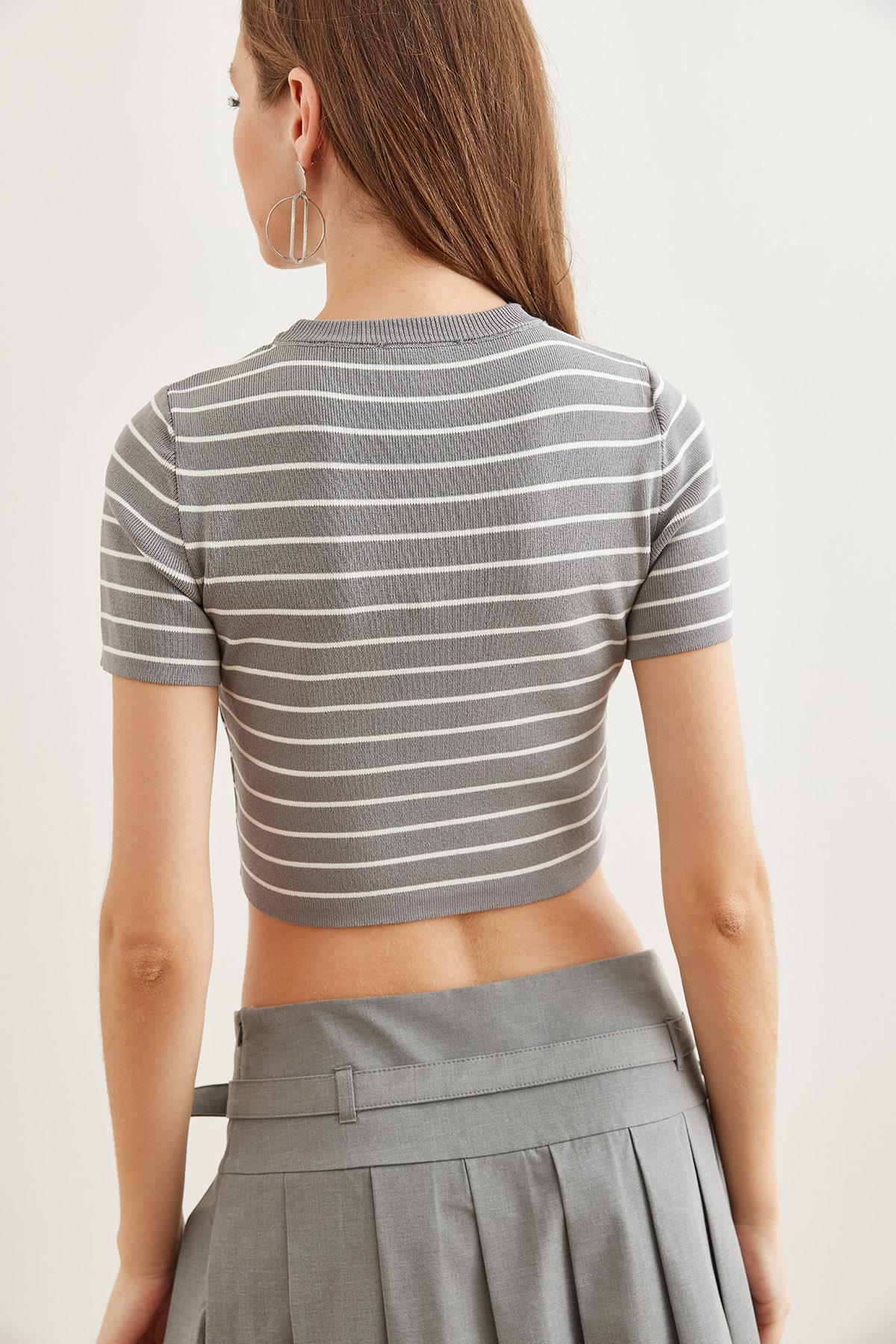 Bisiklet Yaka Çizgili Crop Triko Bluz Füme