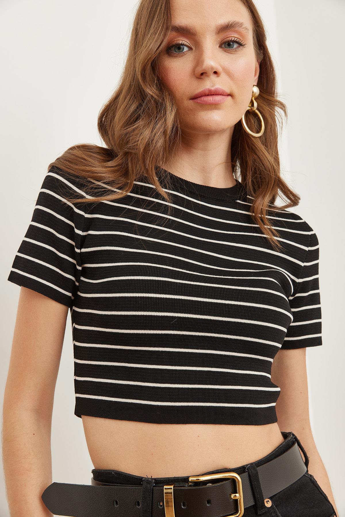 Bisiklet Yaka Çizgili Crop Triko Bluz Siyah
