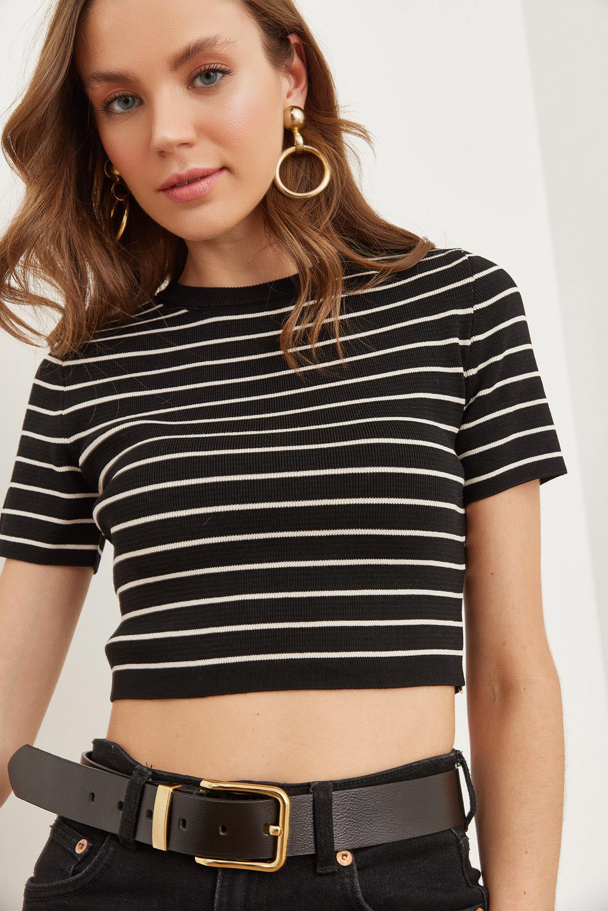 Bisiklet Yaka Çizgili Crop Triko Bluz Siyah
