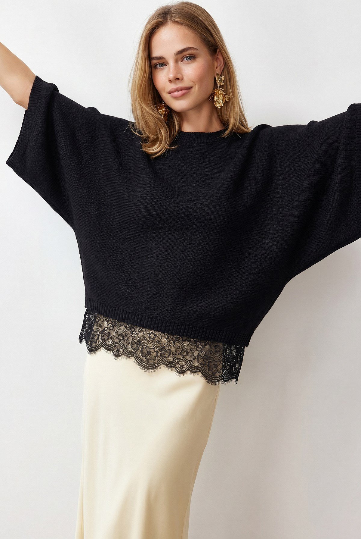 Bisiklet Yaka Dantel Detaylı Loose Fit Triko Bluz Siyah