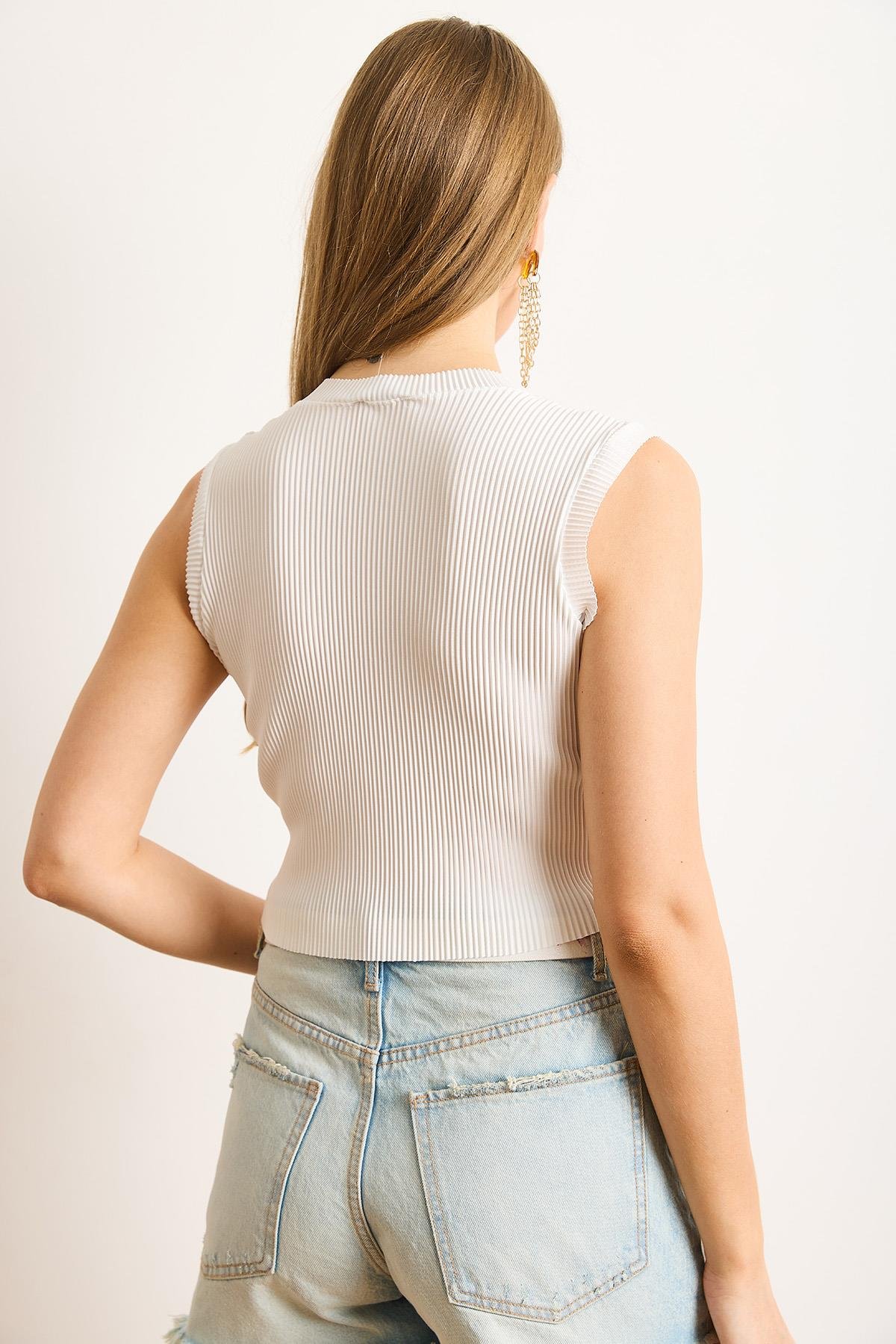Bisiklet Yaka Pilise Crop Bluz Beyaz