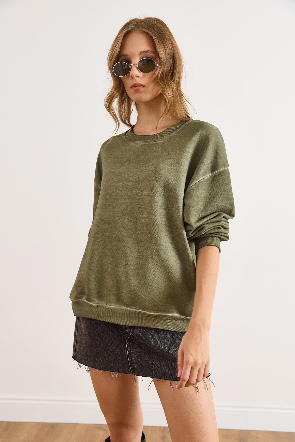 Bisiklet Yaka  Şardonsuz Yıkamalı Basic Sweatshirt Haki