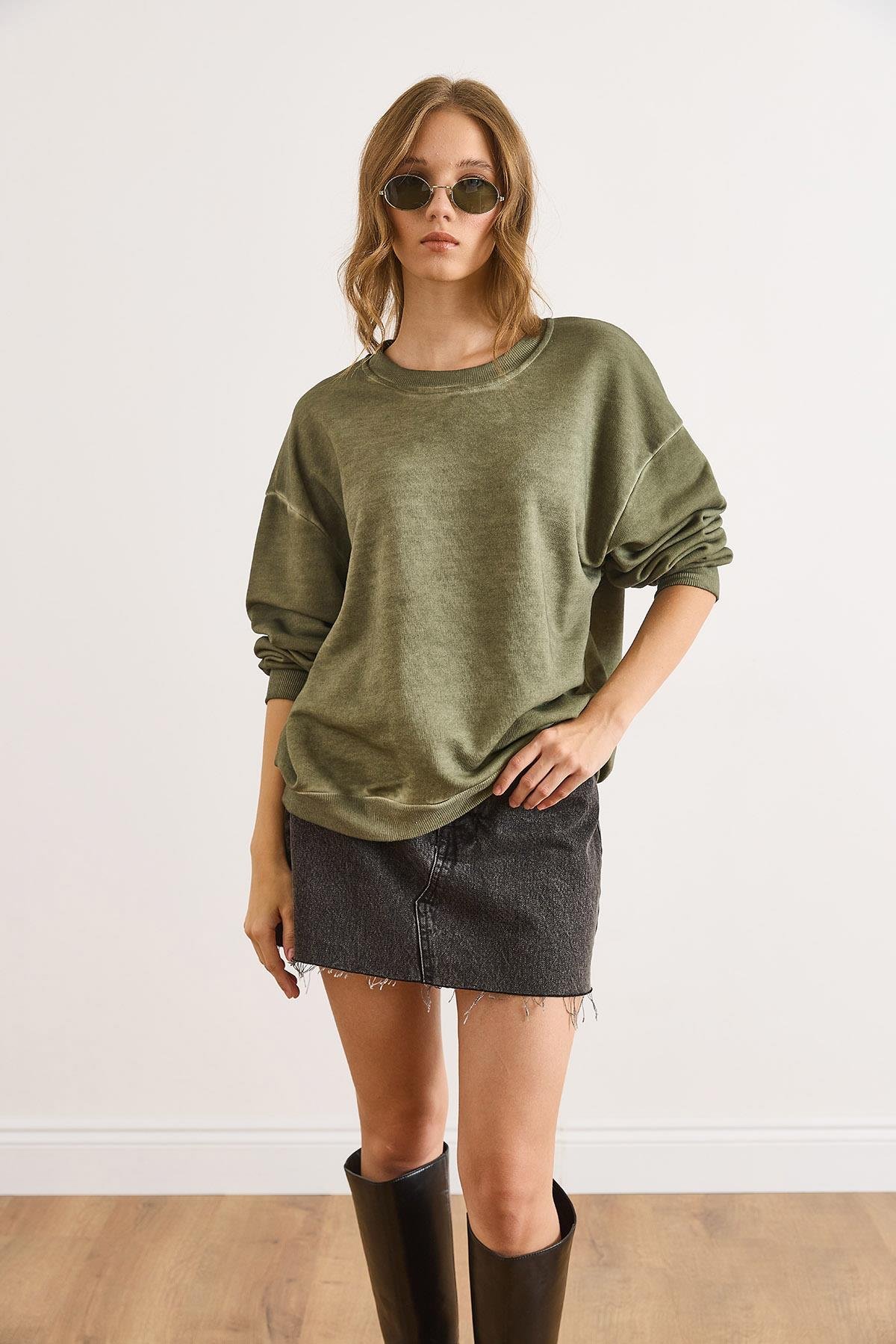 Bisiklet Yaka  Şardonsuz Yıkamalı Basic Sweatshirt Haki