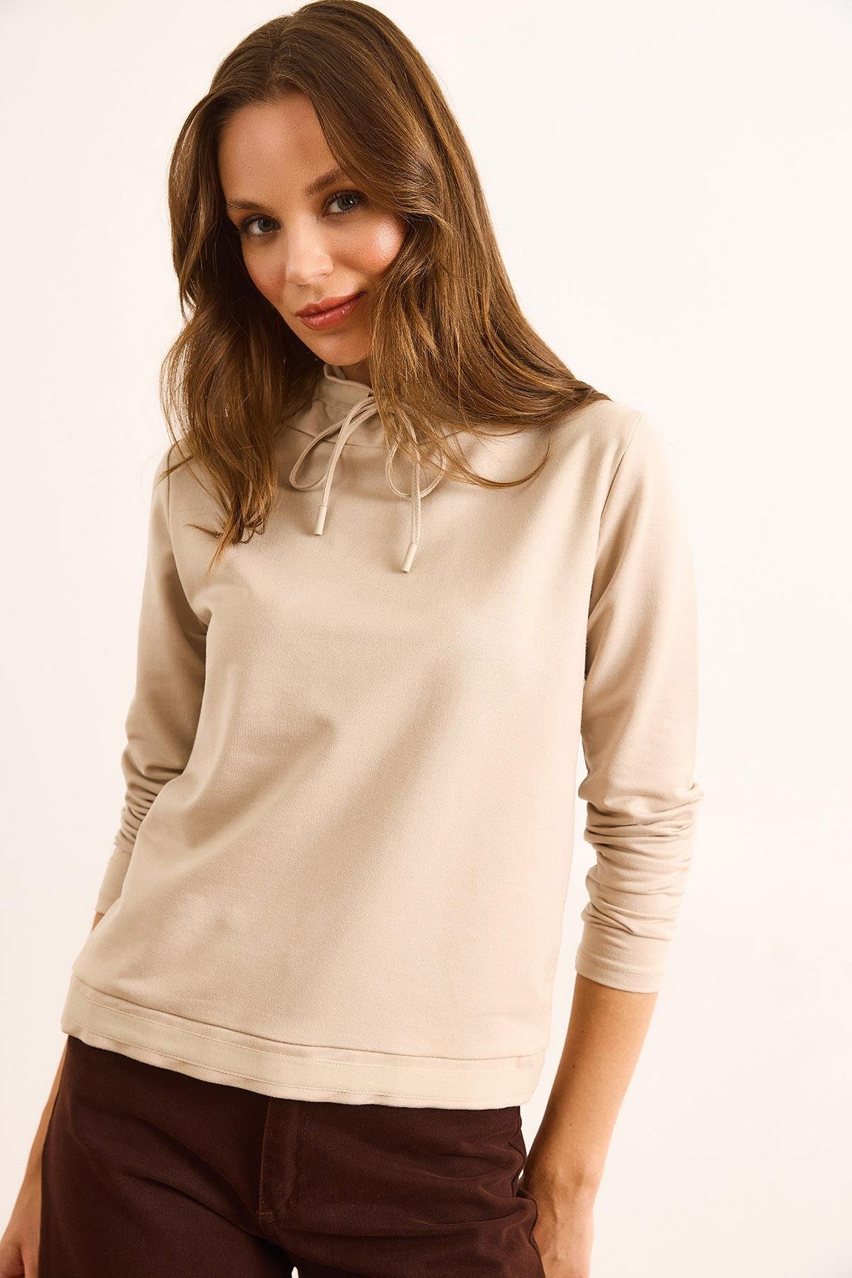 Boğazlı Bağcık Detaylı Yumuşak Dokulu 2 İp Sweatshirt Bej