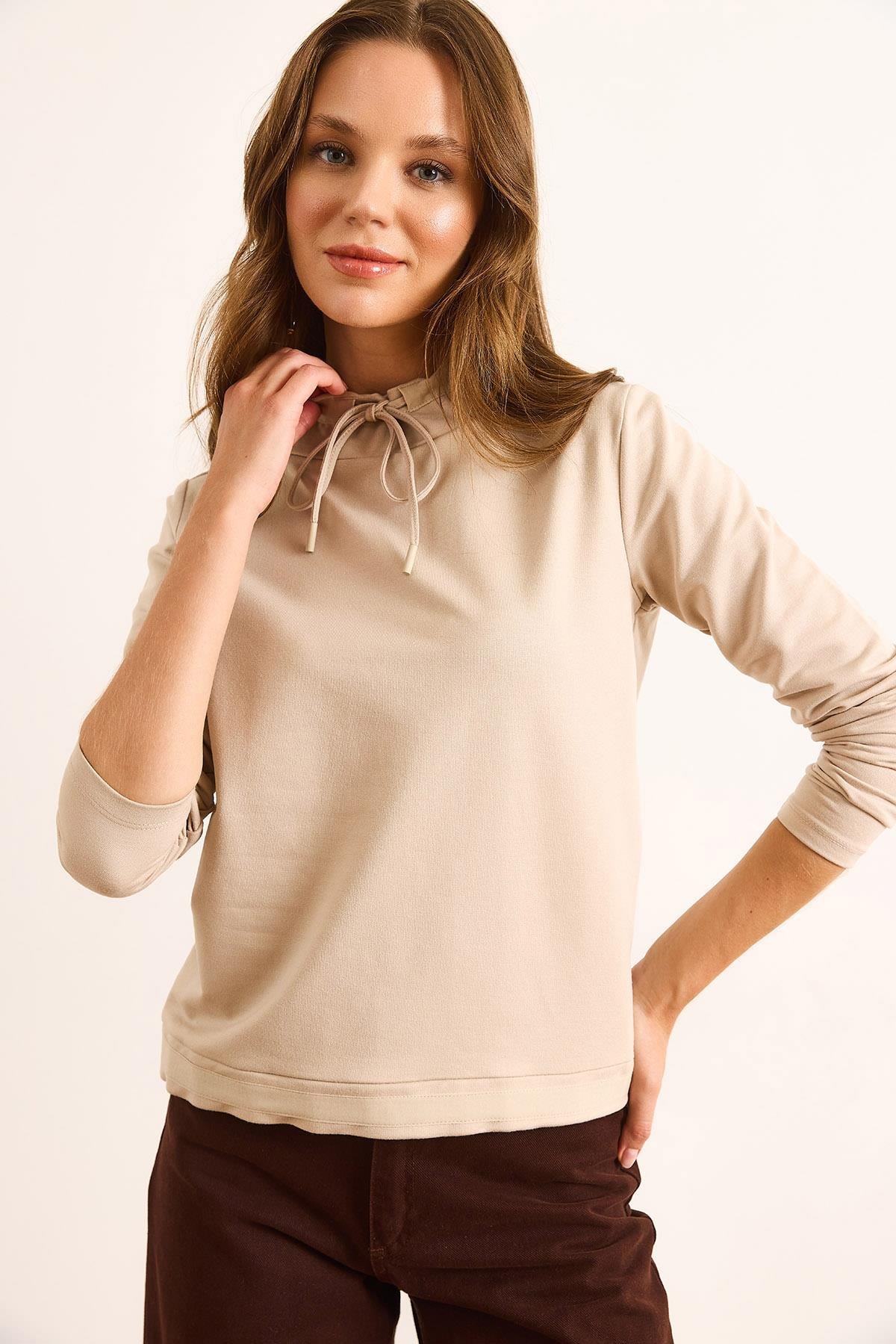Boğazlı Bağcık Detaylı Yumuşak Dokulu 2 İp Sweatshirt Bej