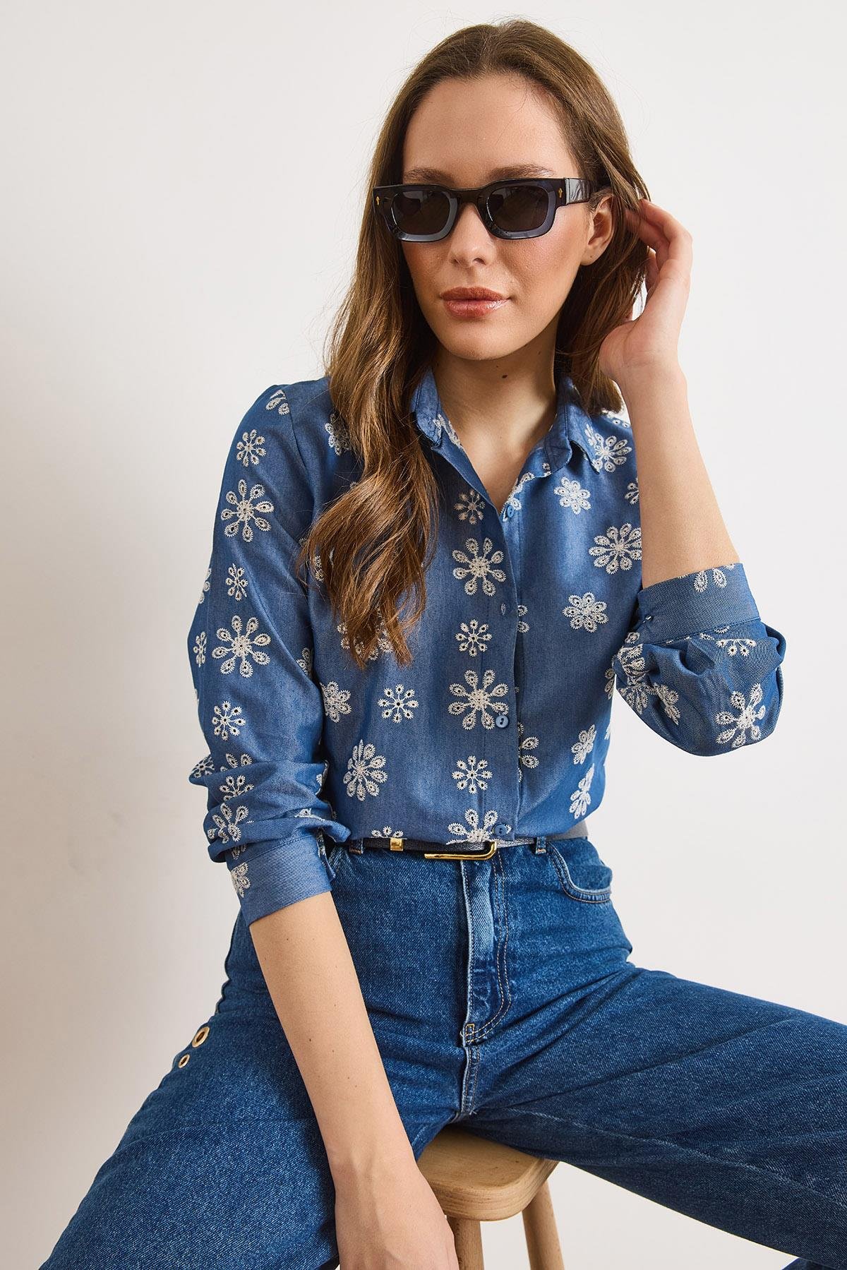 Büyük Çiçekli Nakışlı Denim Görünümlü Gömlek Mavi