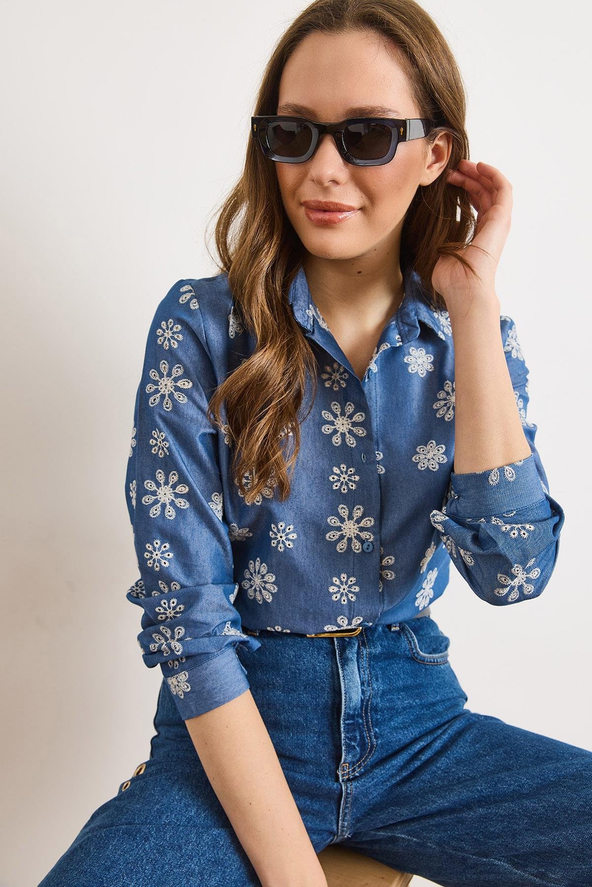 Büyük Çiçekli Nakışlı Denim Görünümlü Gömlek Mavi