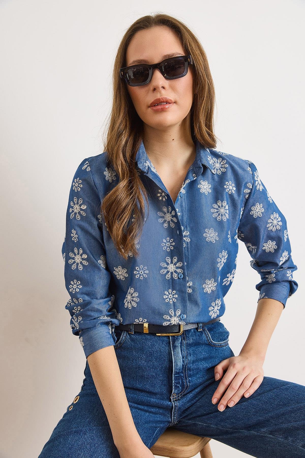 Büyük Çiçekli Nakışlı Denim Görünümlü Gömlek Mavi