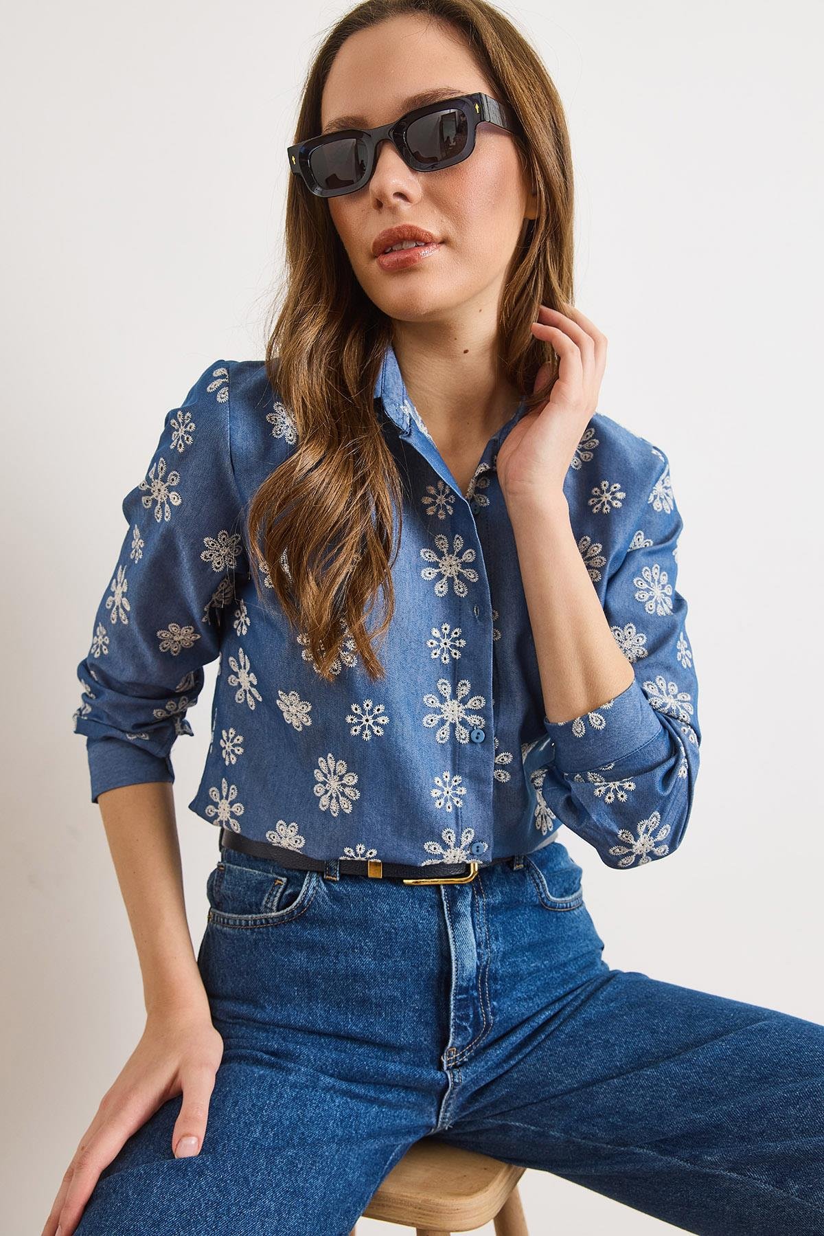 Büyük Çiçekli Nakışlı Denim Görünümlü Gömlek Mavi