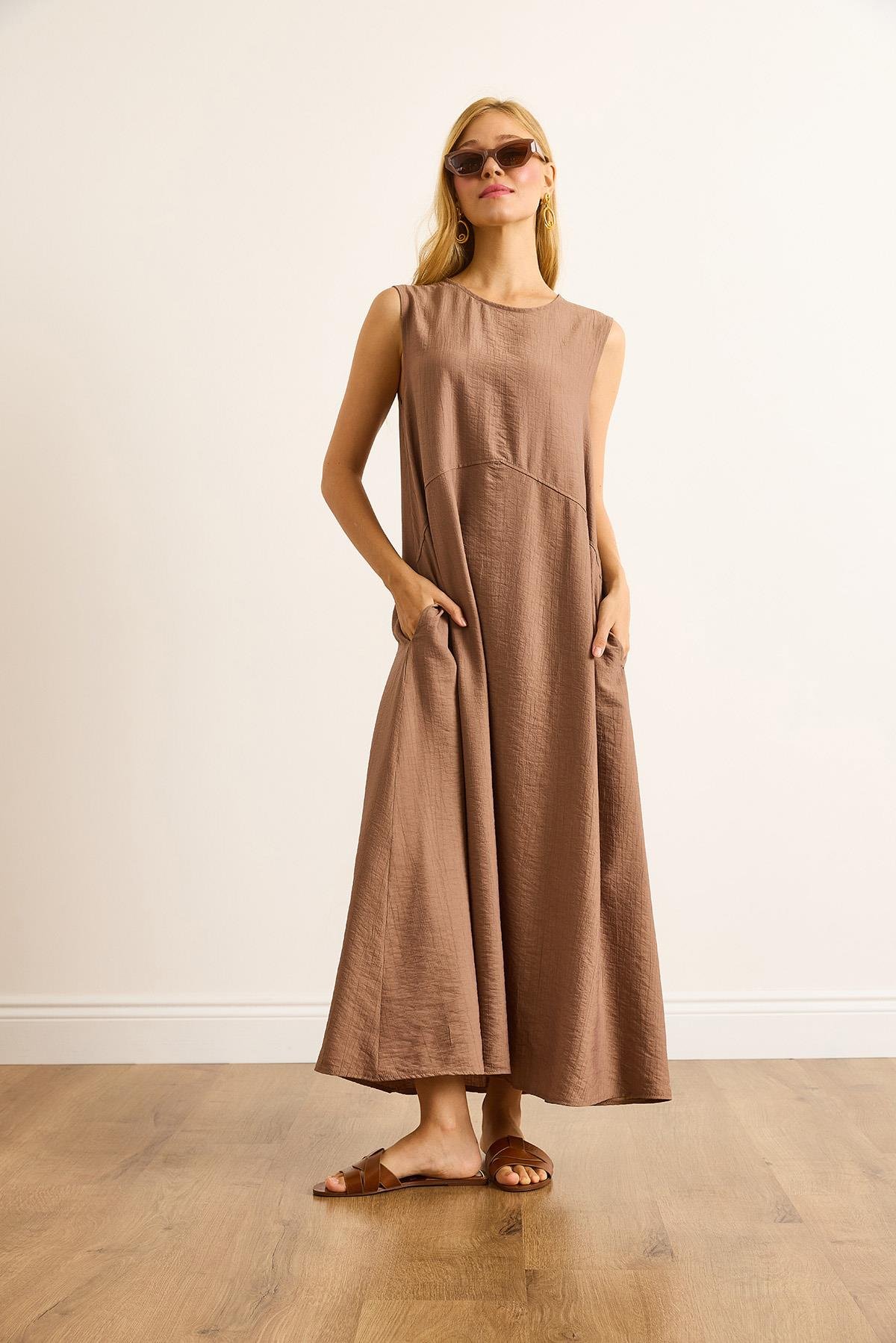 Cepli Dikiş Detaylı Maksi Krinkıl Elbise Camel