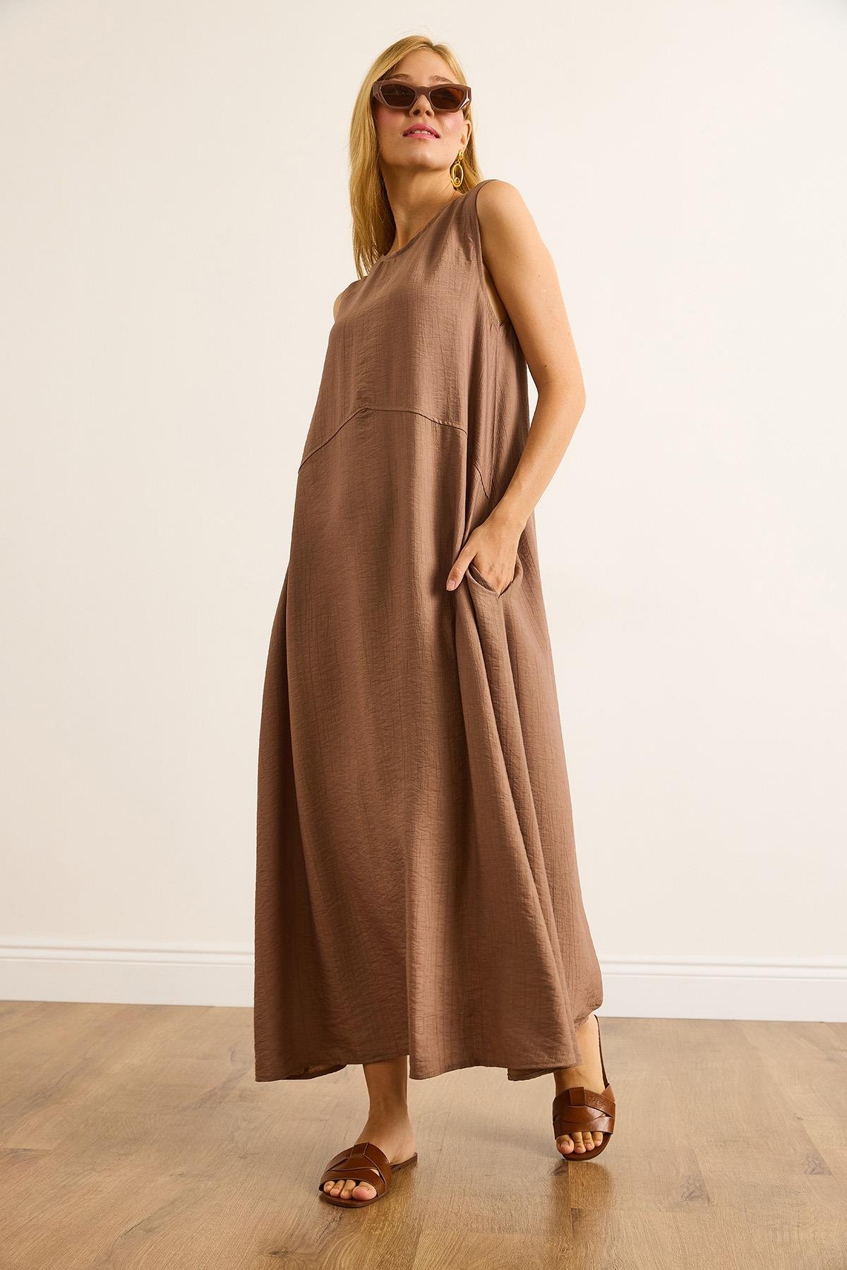 Cepli Dikiş Detaylı Maksi Krinkıl Elbise Camel