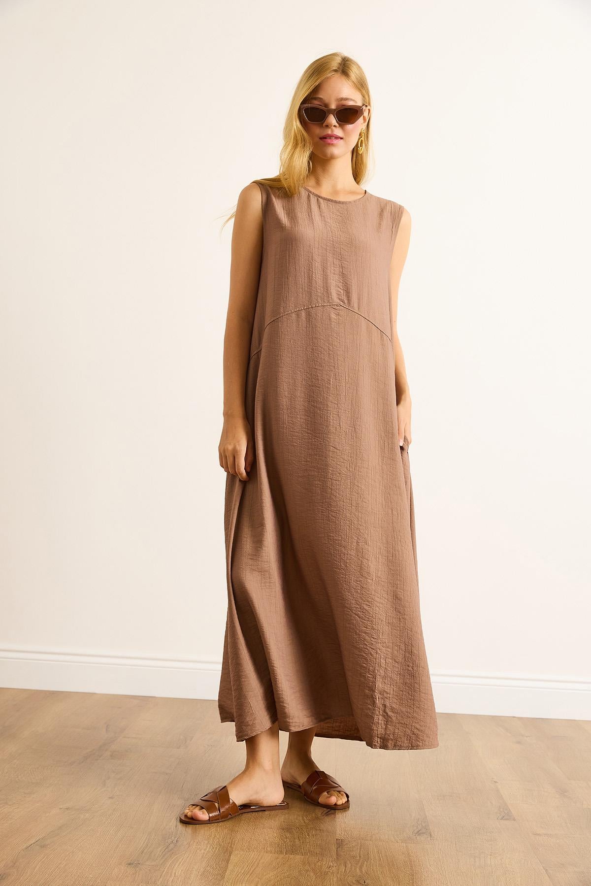 Cepli Dikiş Detaylı Maksi Krinkıl Elbise Camel
