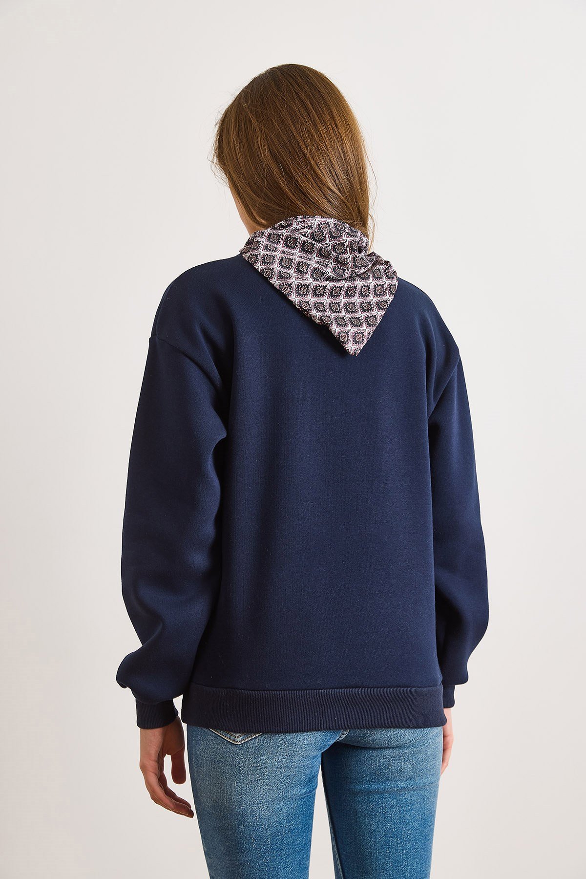 Ceylan Nakışlı Fular Detaylı Şardonlu Sweatshirt Lacivert