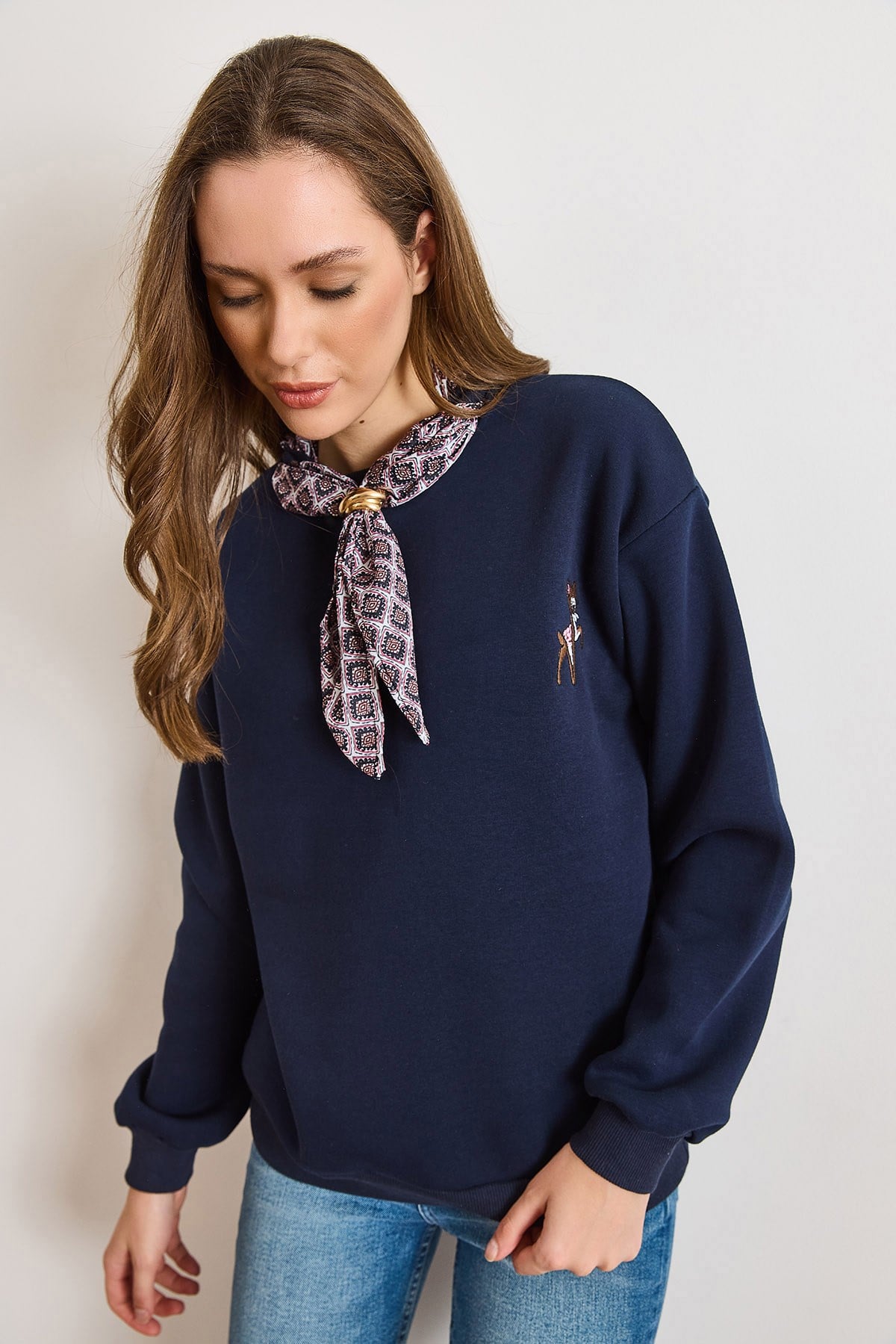Ceylan Nakışlı Fular Detaylı Şardonlu Sweatshirt Lacivert