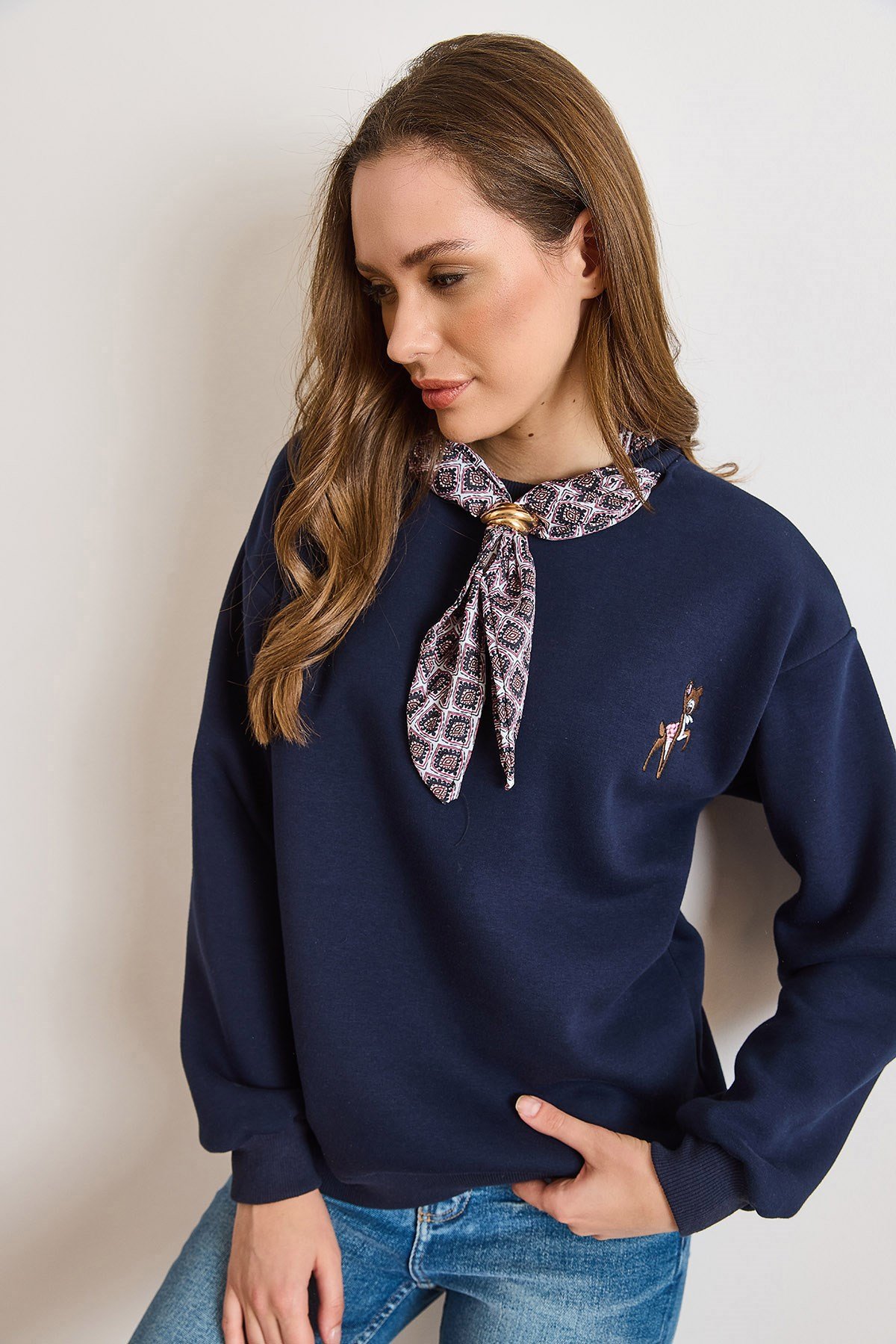 Ceylan Nakışlı Fular Detaylı Şardonlu Sweatshirt Lacivert