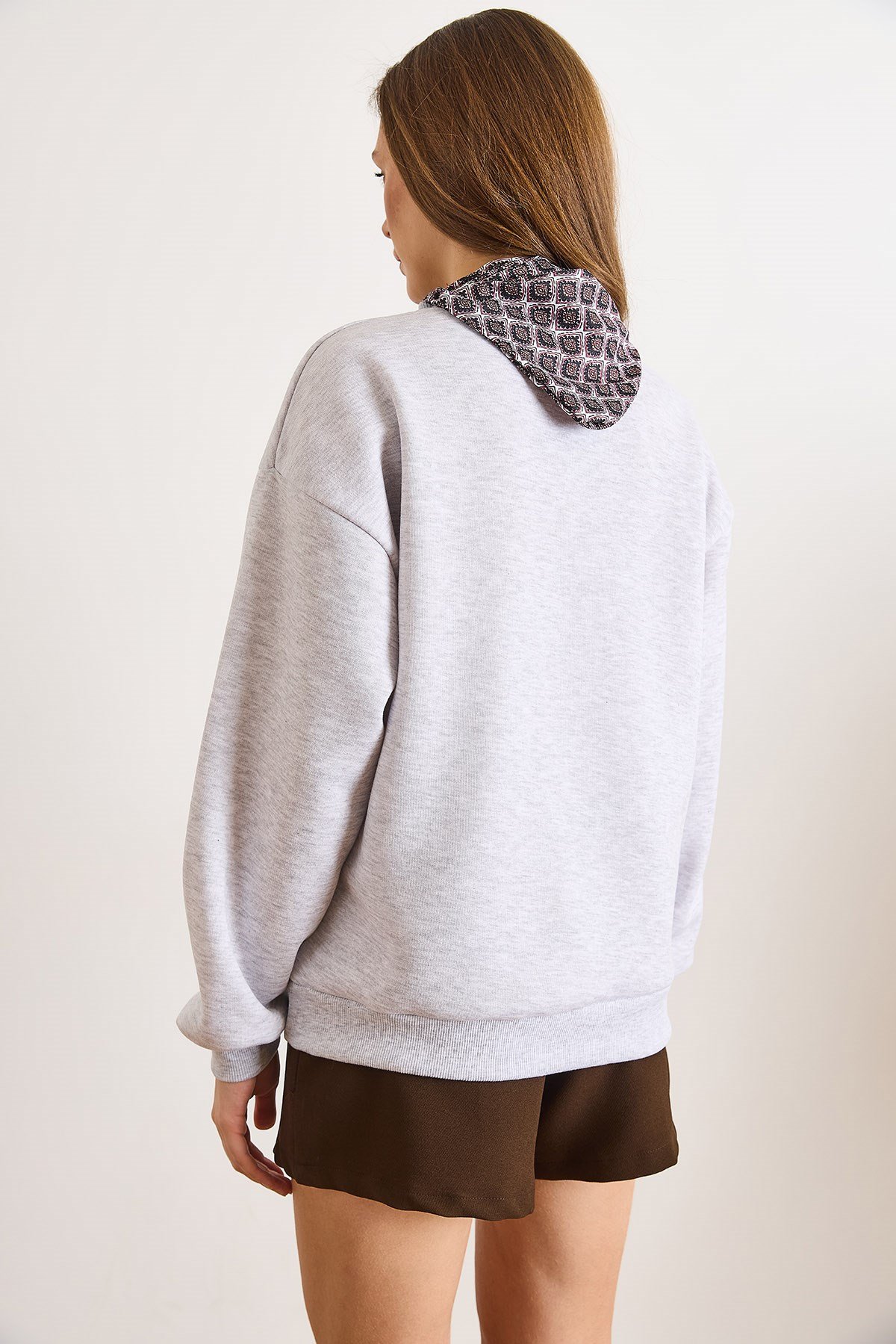 Ceylan Nakışlı Fular Detaylı Şardonlu Sweatshirt Gri
