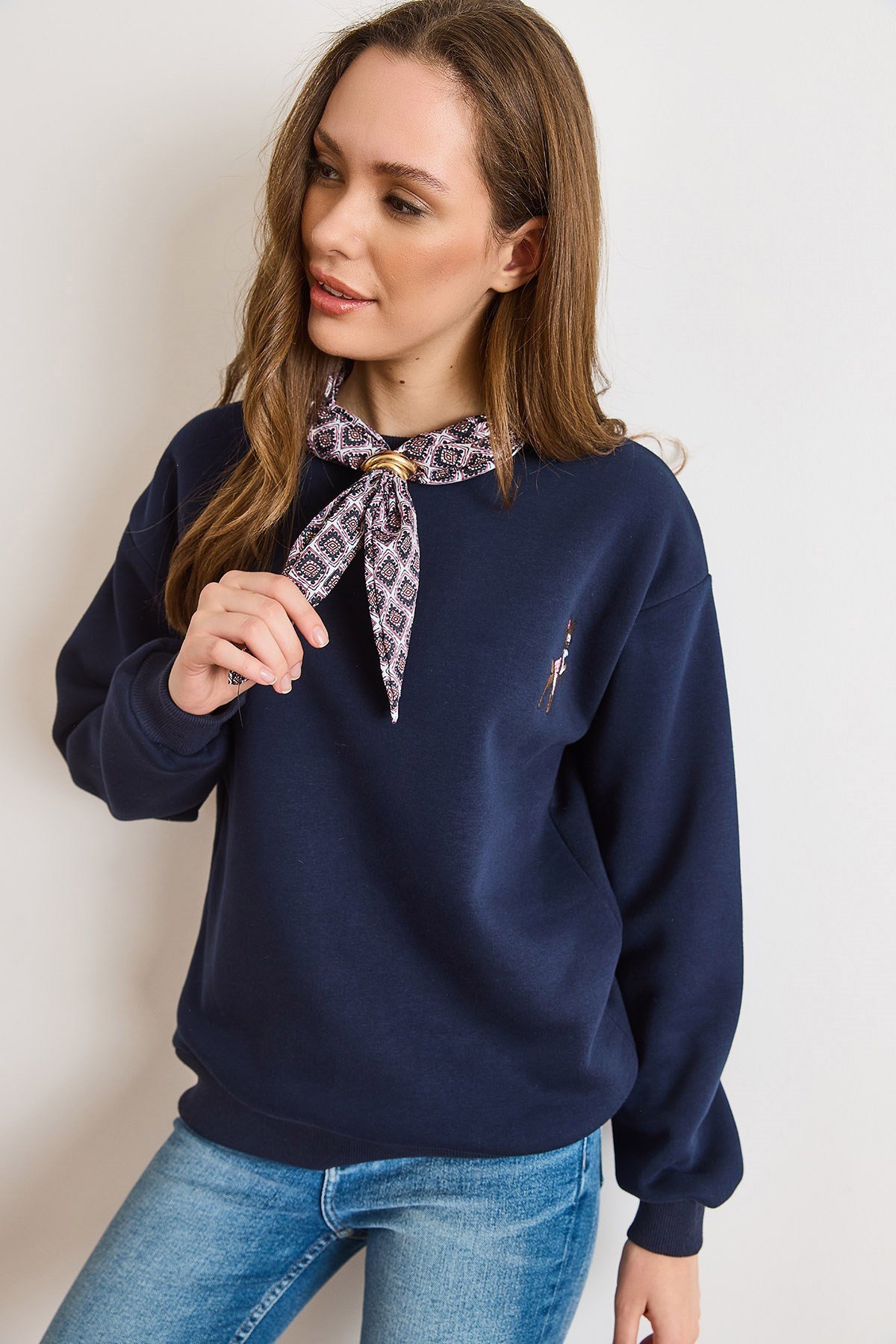 Ceylan Nakışlı Fular Detaylı Şardonlu Sweatshirt Lacivert