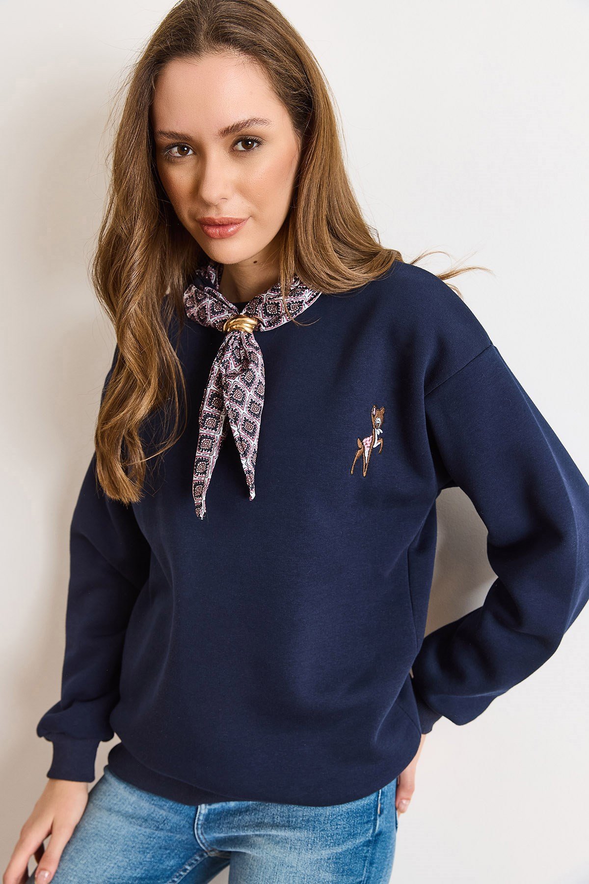 Ceylan Nakışlı Fular Detaylı Şardonlu Sweatshirt Lacivert