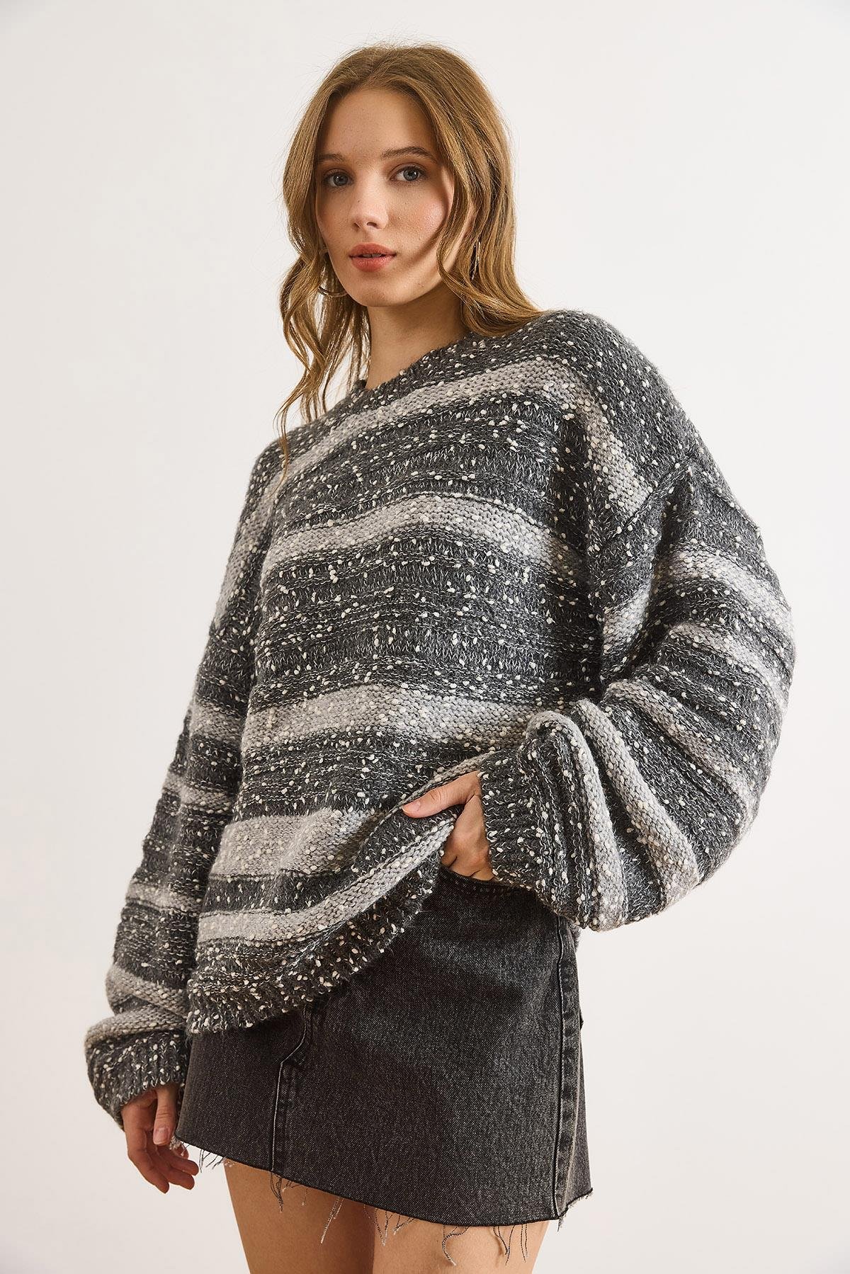 Çizgili Dokulu Rahat Kalıp Triko Kazak Füme