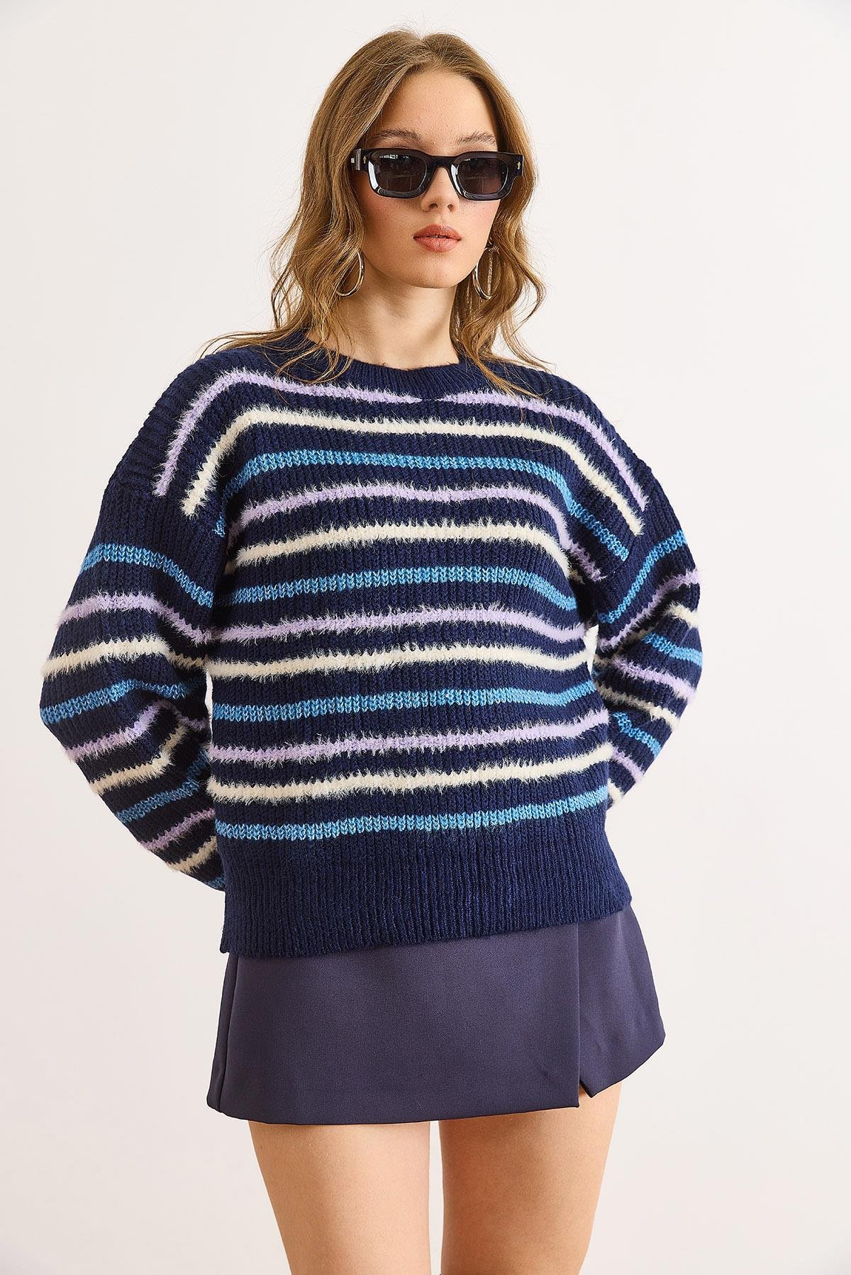 Çizgili Sakal Detaylı Yumuşak Dokulu Triko Kazak Lacivert