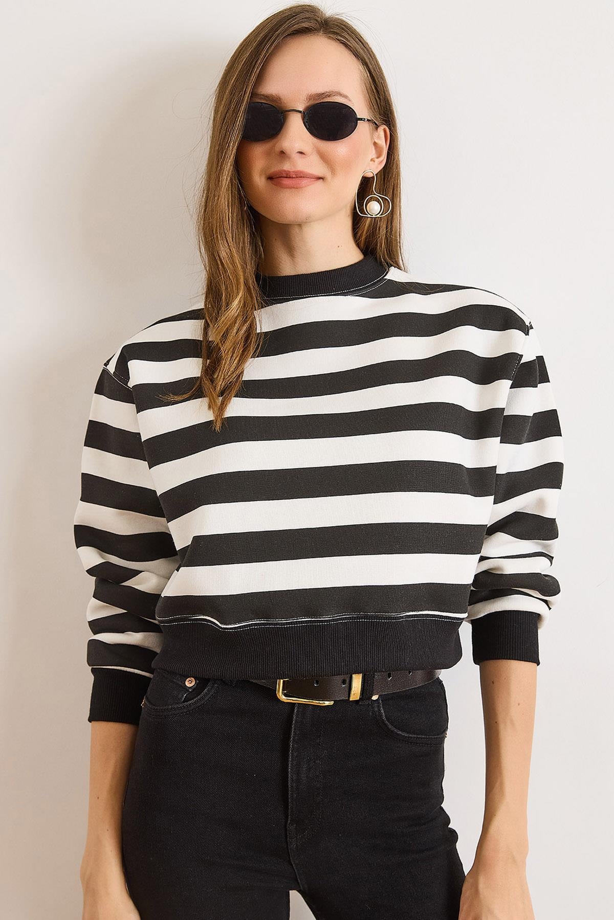 Çizgili Şardonlu Crop Sweatshirt Siyah Beyaz