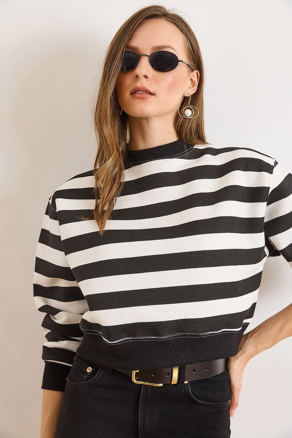Çizgili Şardonlu Crop Sweatshirt Siyah Beyaz