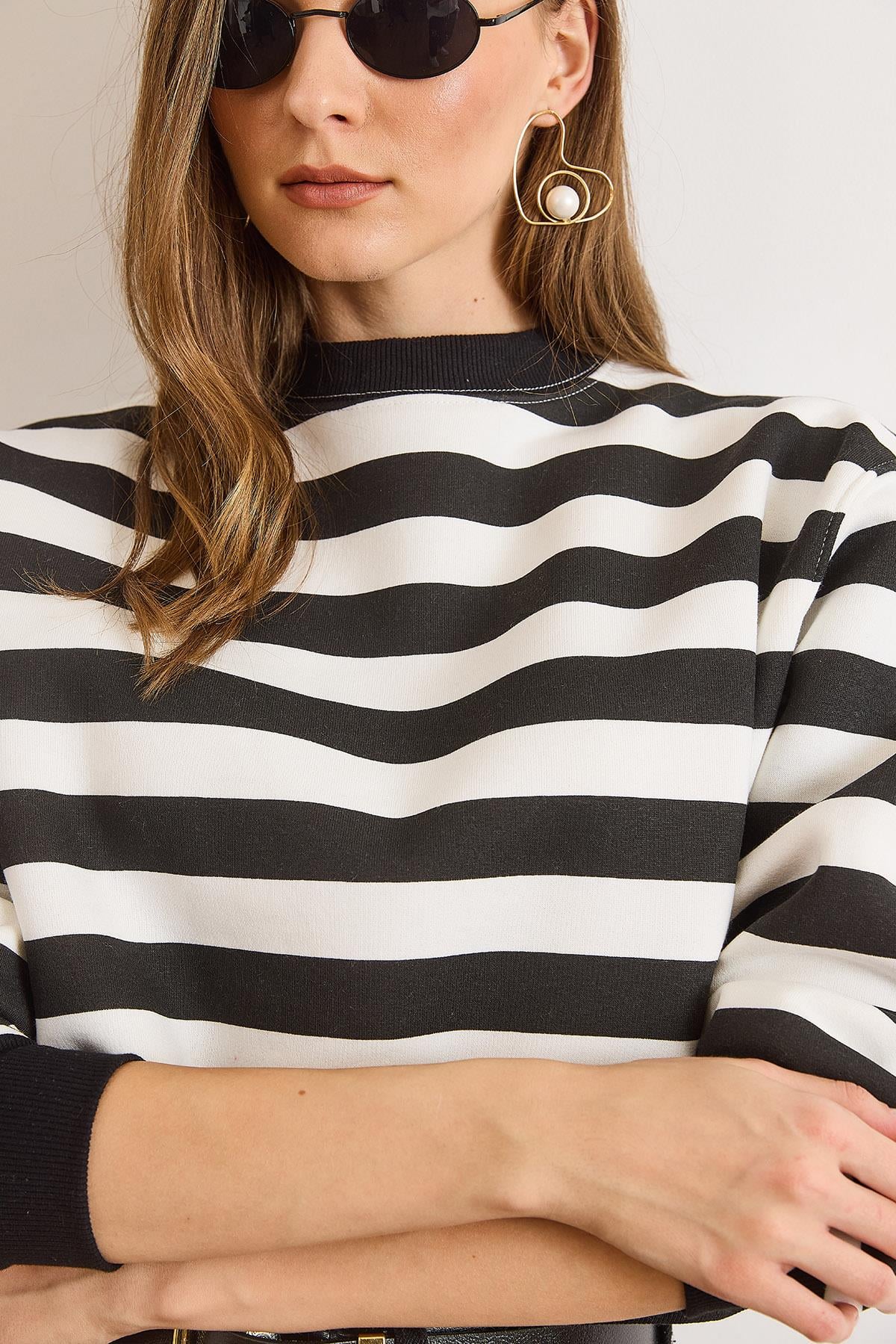 Çizgili Şardonlu Crop Sweatshirt Siyah Beyaz