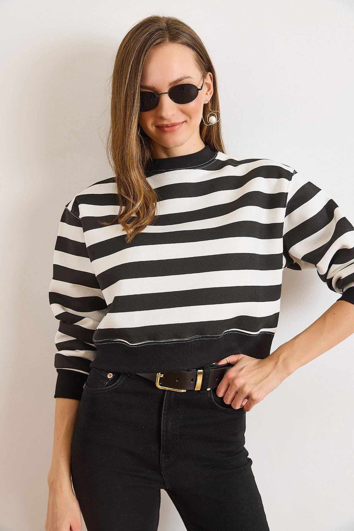 Çizgili Şardonlu Crop Sweatshirt Siyah Beyaz